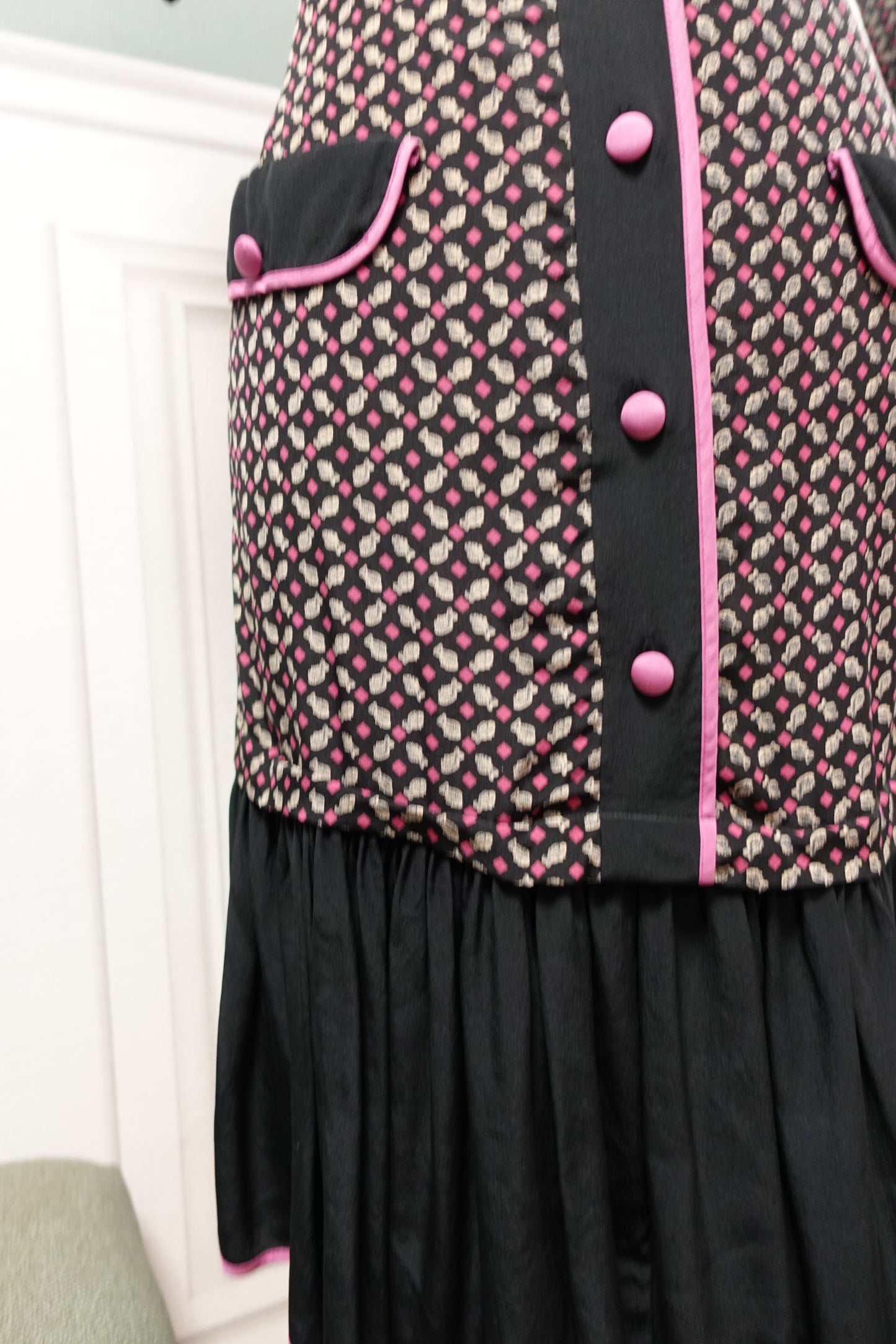 Robe vintage faite main noire et rose à motifs poissons – Style années 80/90