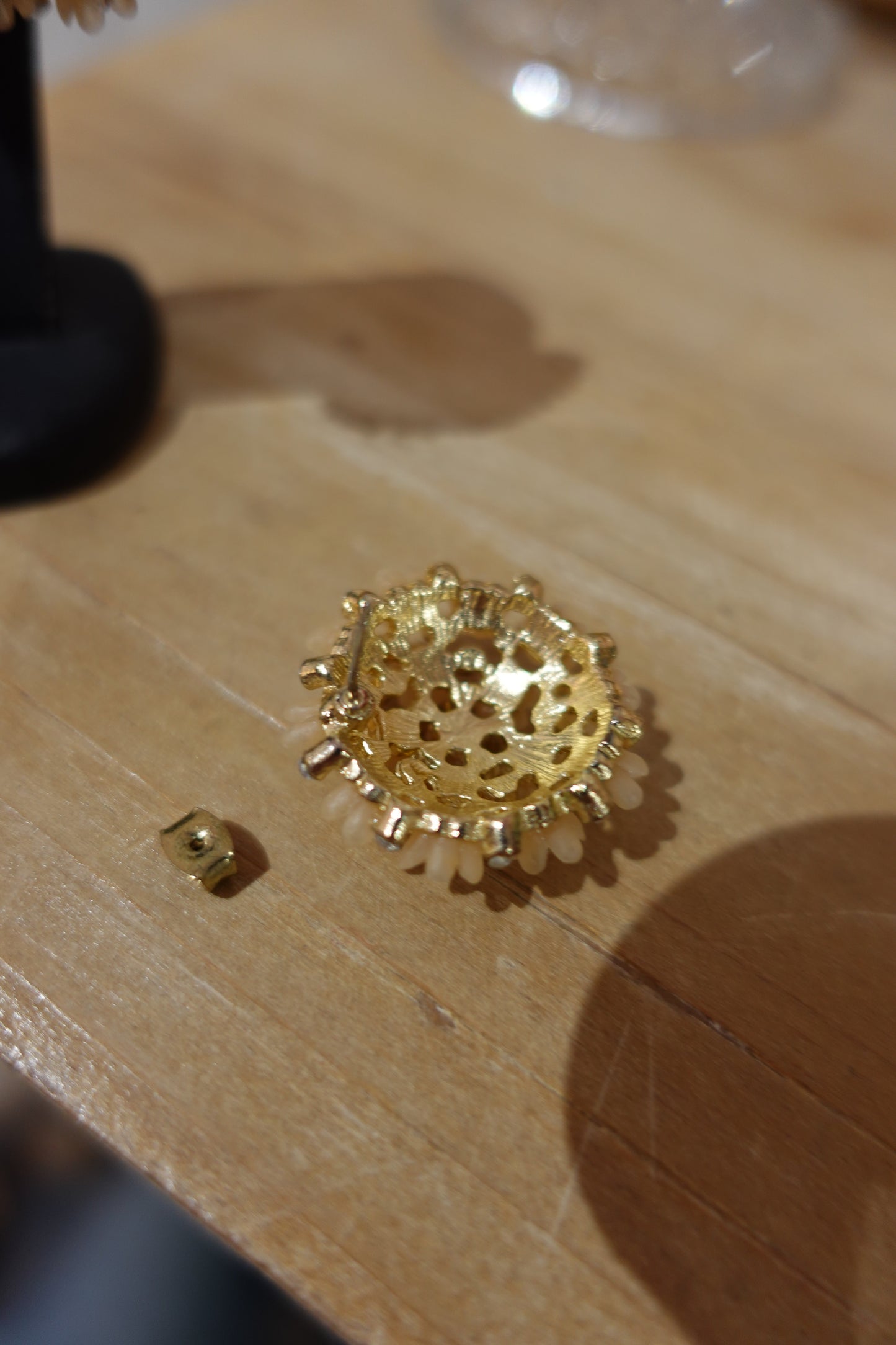 Boucles d’oreilles vintage fleurs crème et strass dorées – Années 60/70