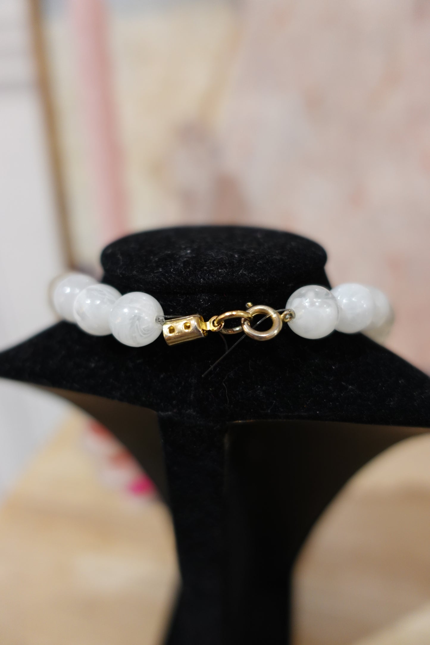 Collier vintage artisanal en perles fantaisie roses et blanches – 45 cm