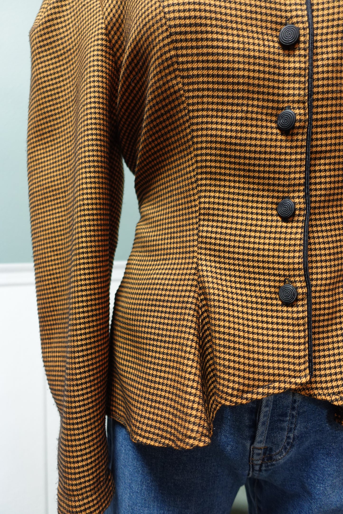 Veste Vintage Cintrée Pied-de-Poule – Détail Nœuds au Dos