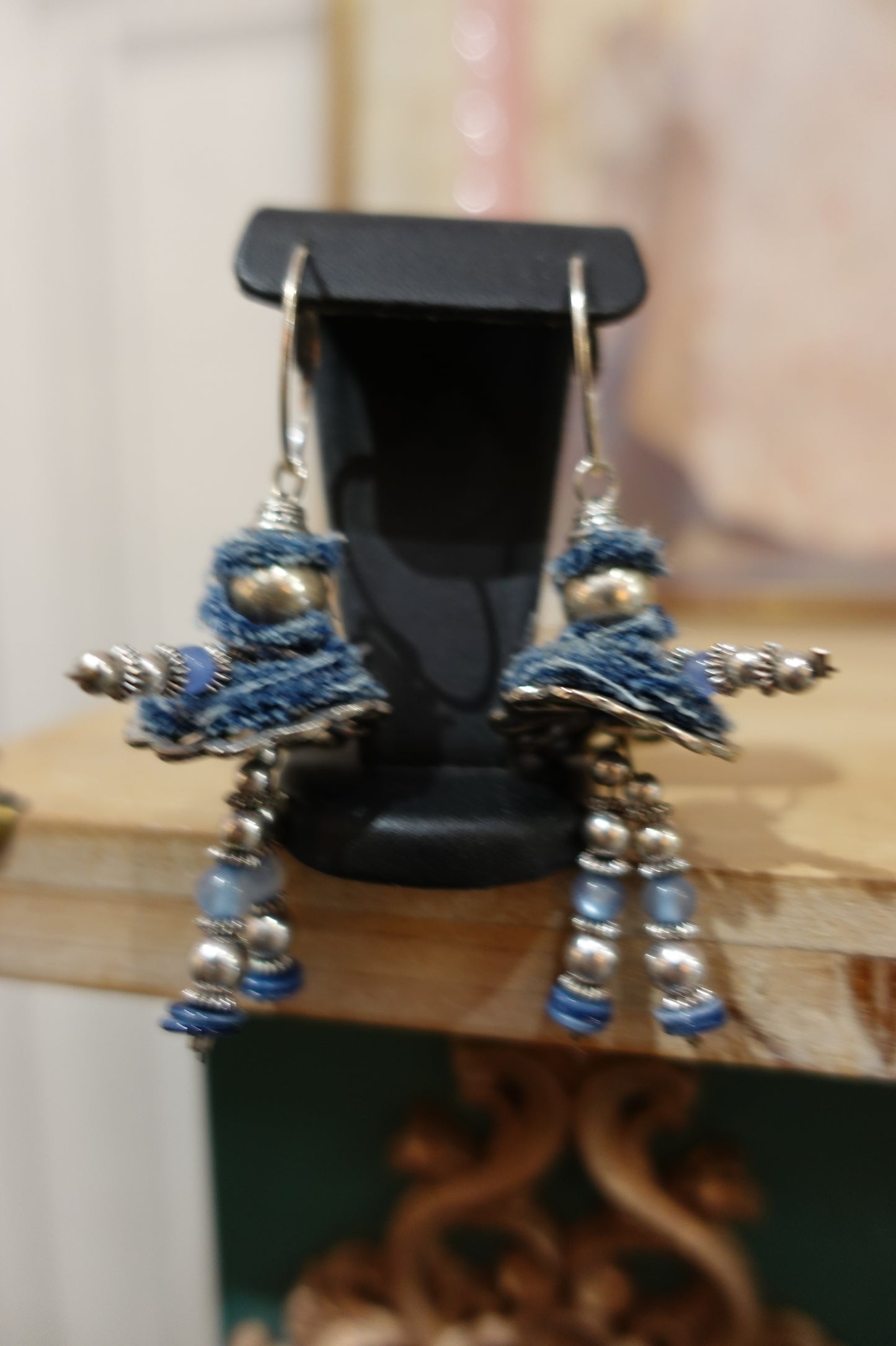 Boucles d’oreilles artisanales vintage “Petits bonshommes” en jean recyclé et perles bleues
