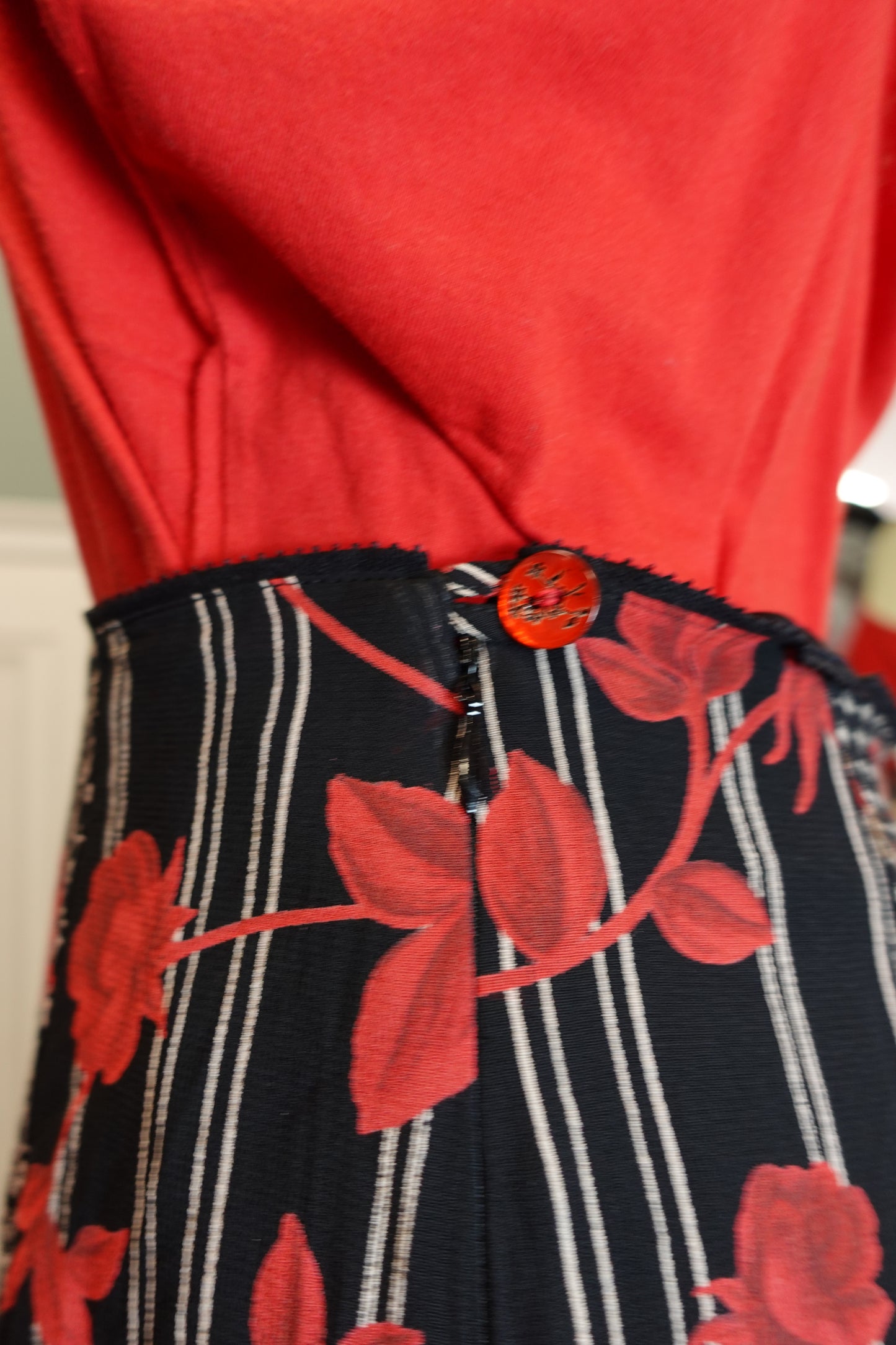 Jupe vintage noire fleurie rouge doublée