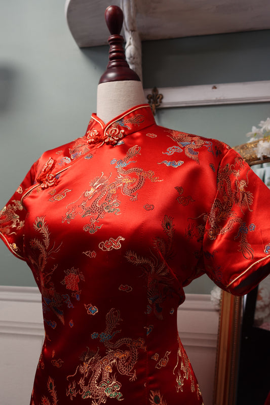 Robe Qipao Rétro en Brocart Satiné – Rouge Impérial