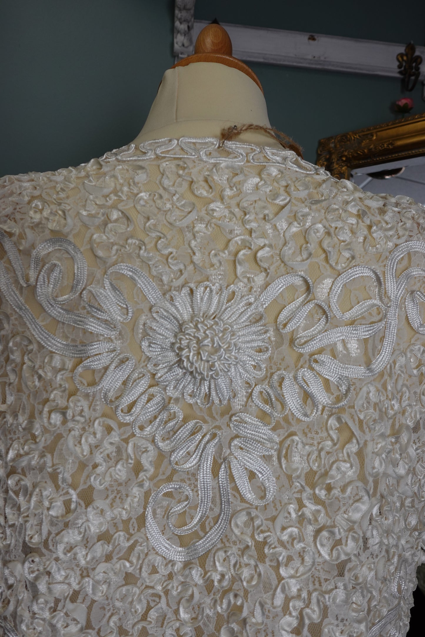 Gilet vintage blanc texturé à appliqués floraux