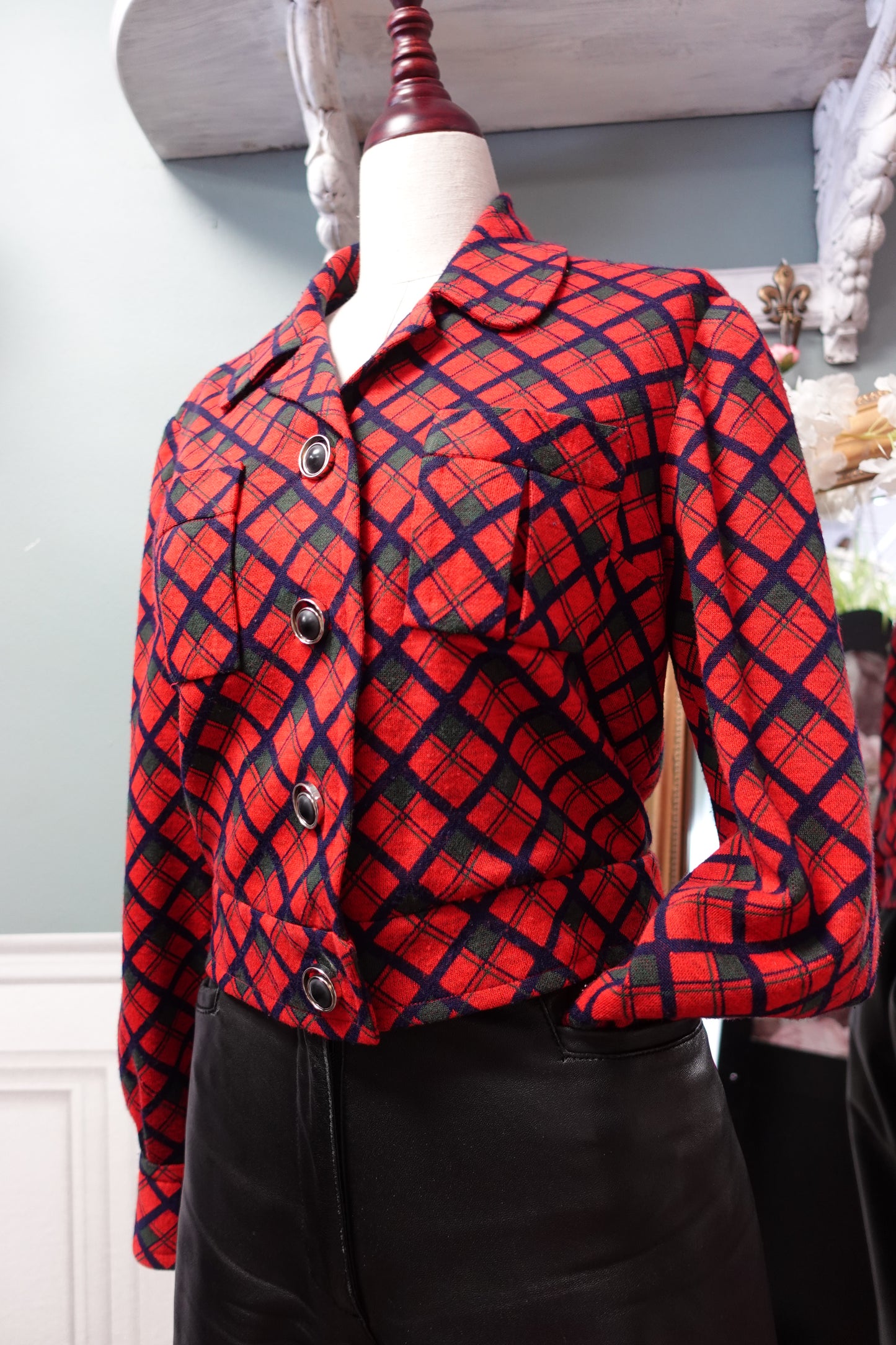 Veste Structurée "Cropped" en Laine Rouge et Motifs Tissés — Pièce d'Archive Rétro
