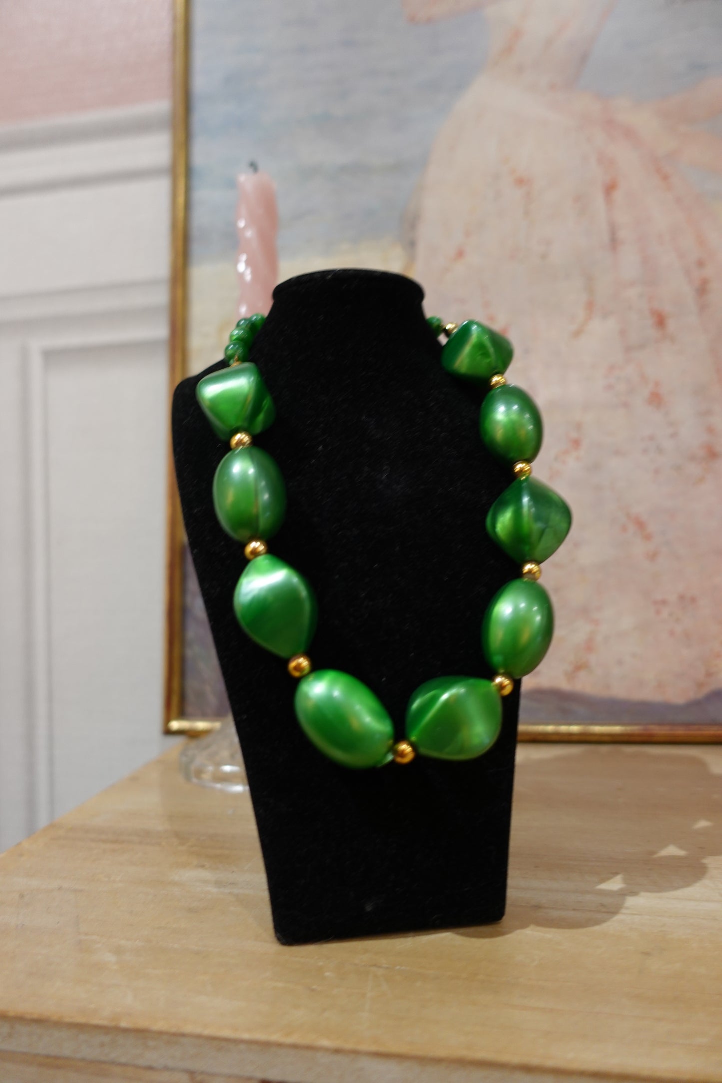 Collier vintage en résine verte marbrée – Années 80