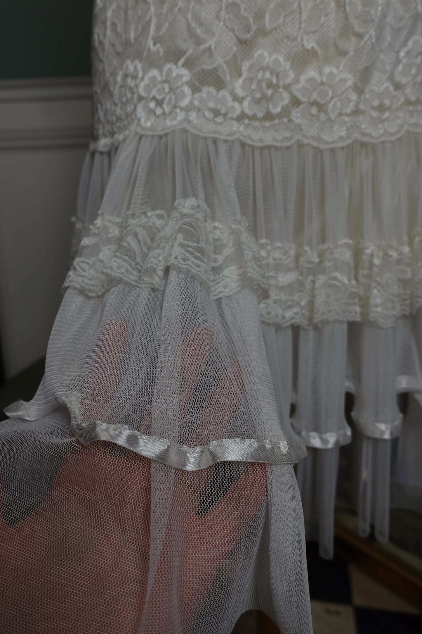 Jupe blanche romantique en dentelle et tulle à volants
