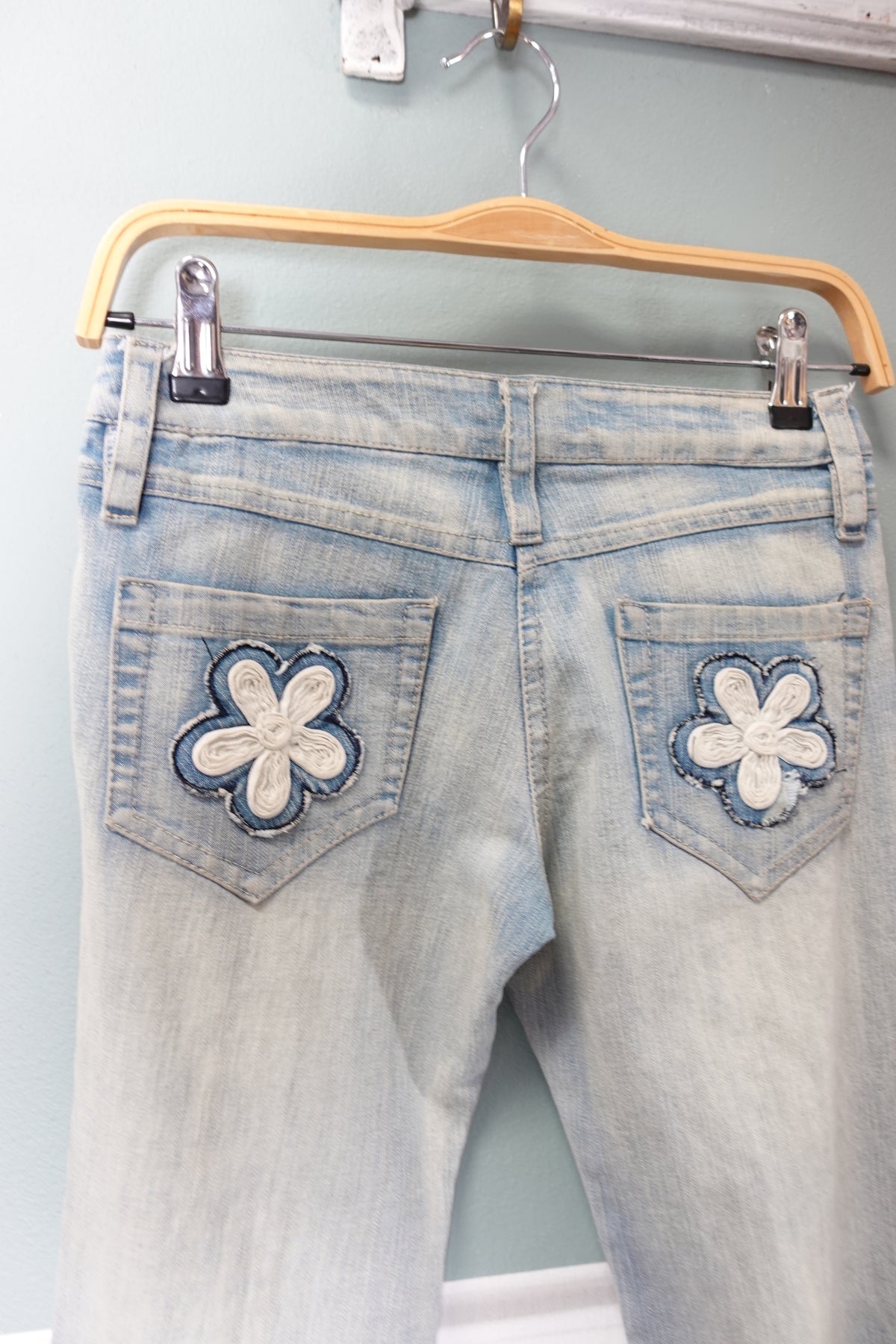 Jean Flare Vintage Y2K à fleurs brodées – La pépite des années 2000 🌼
