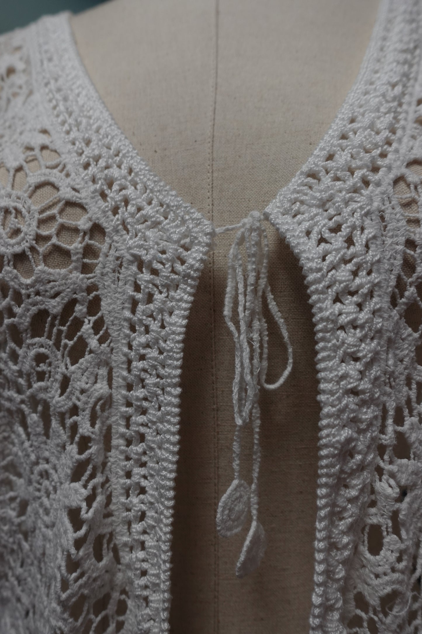 Gilet vintage en crochet blanc – Style bohème chic