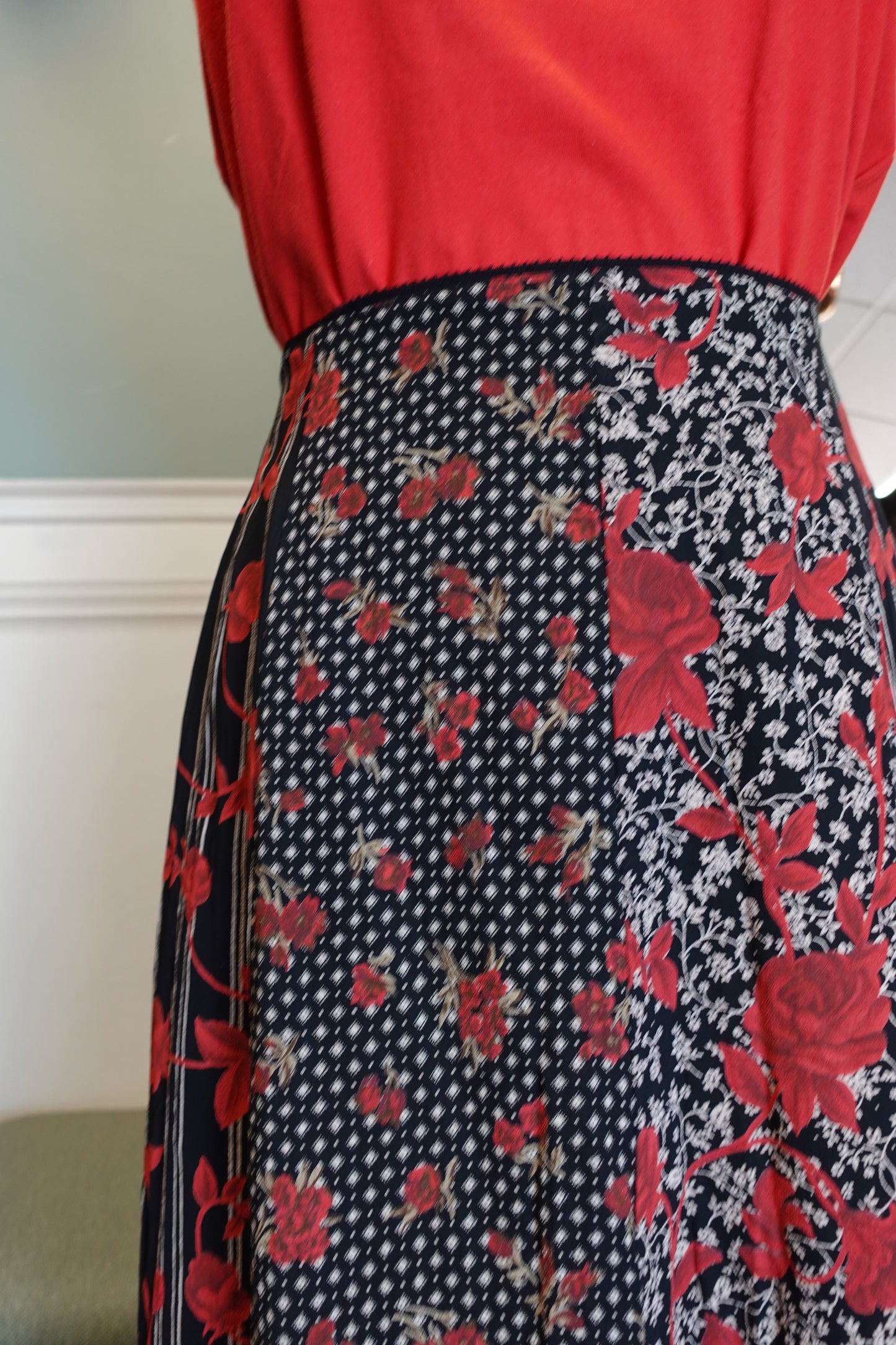 Jupe vintage noire fleurie rouge doublée