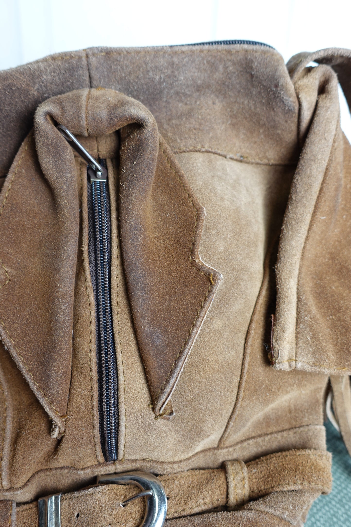 Sac bandoulière vintage en cuir suédé – Design veste western