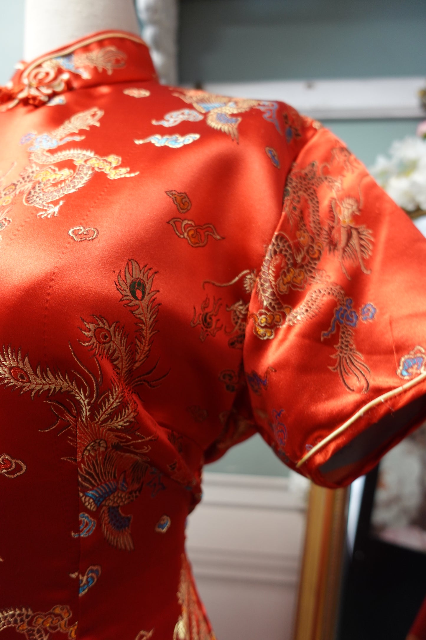 Robe Qipao Rétro en Brocart Satiné – Rouge Impérial