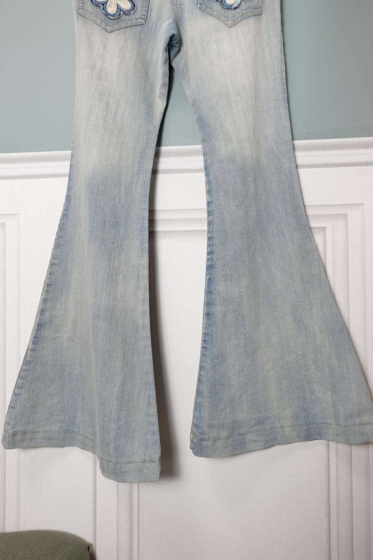 Jean Flare Vintage Y2K à fleurs brodées – La pépite des années 2000 🌼