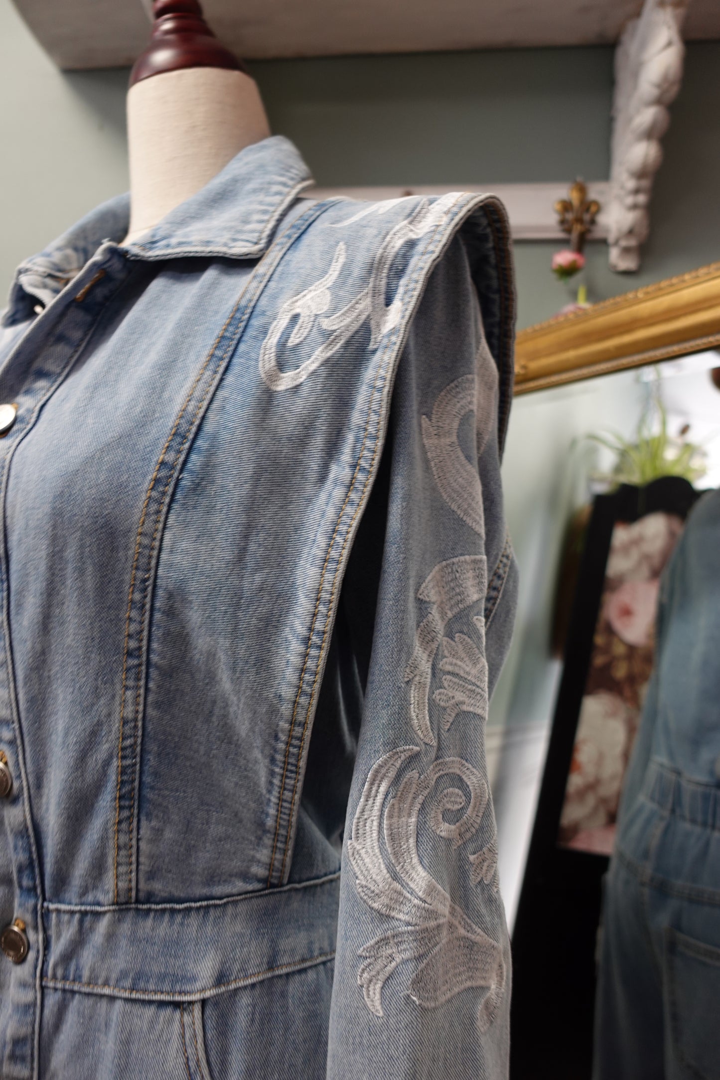 Combinaison en denim structurée – Inspiration Années 80