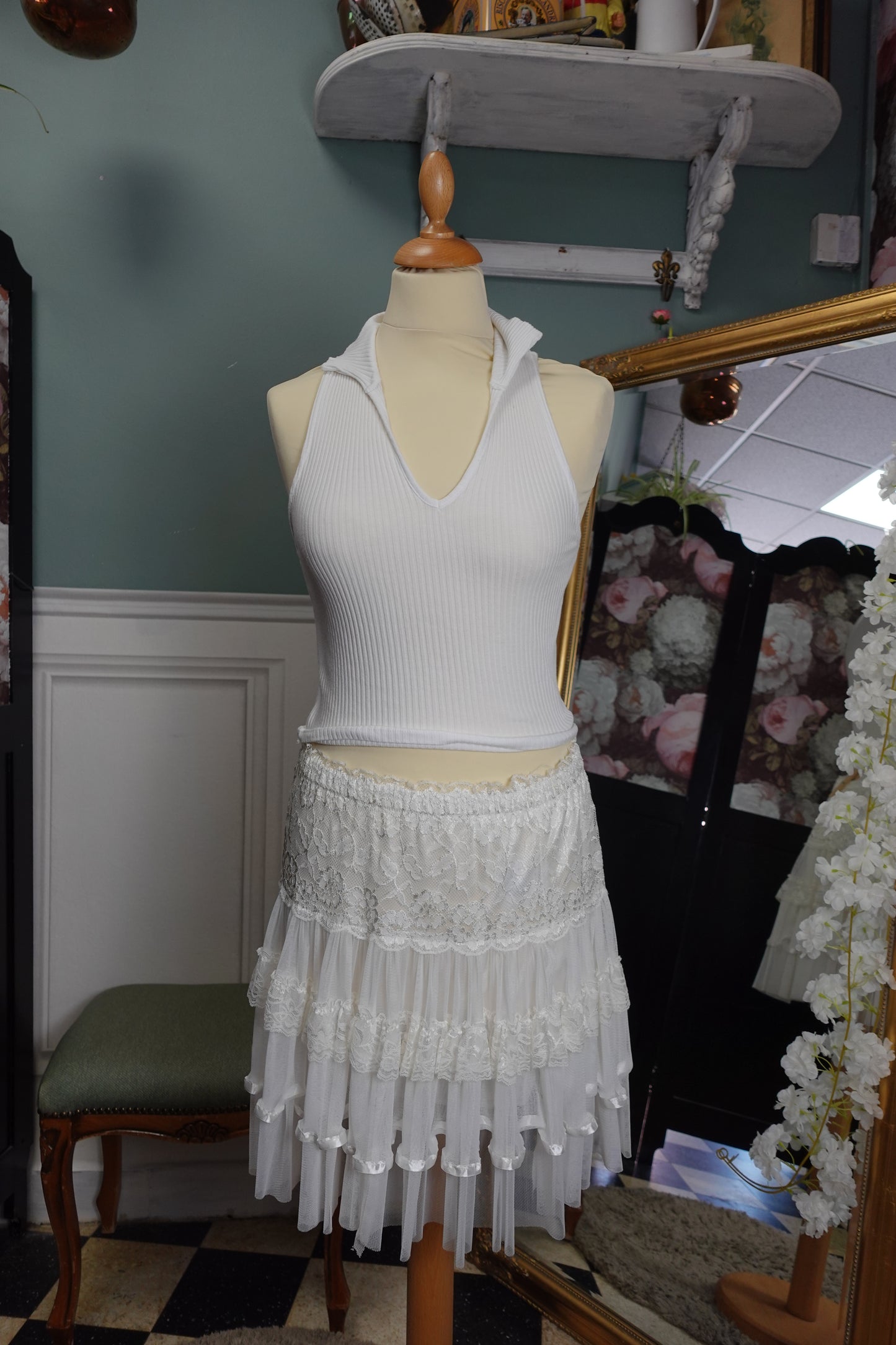 Jupe blanche romantique en dentelle et tulle à volants