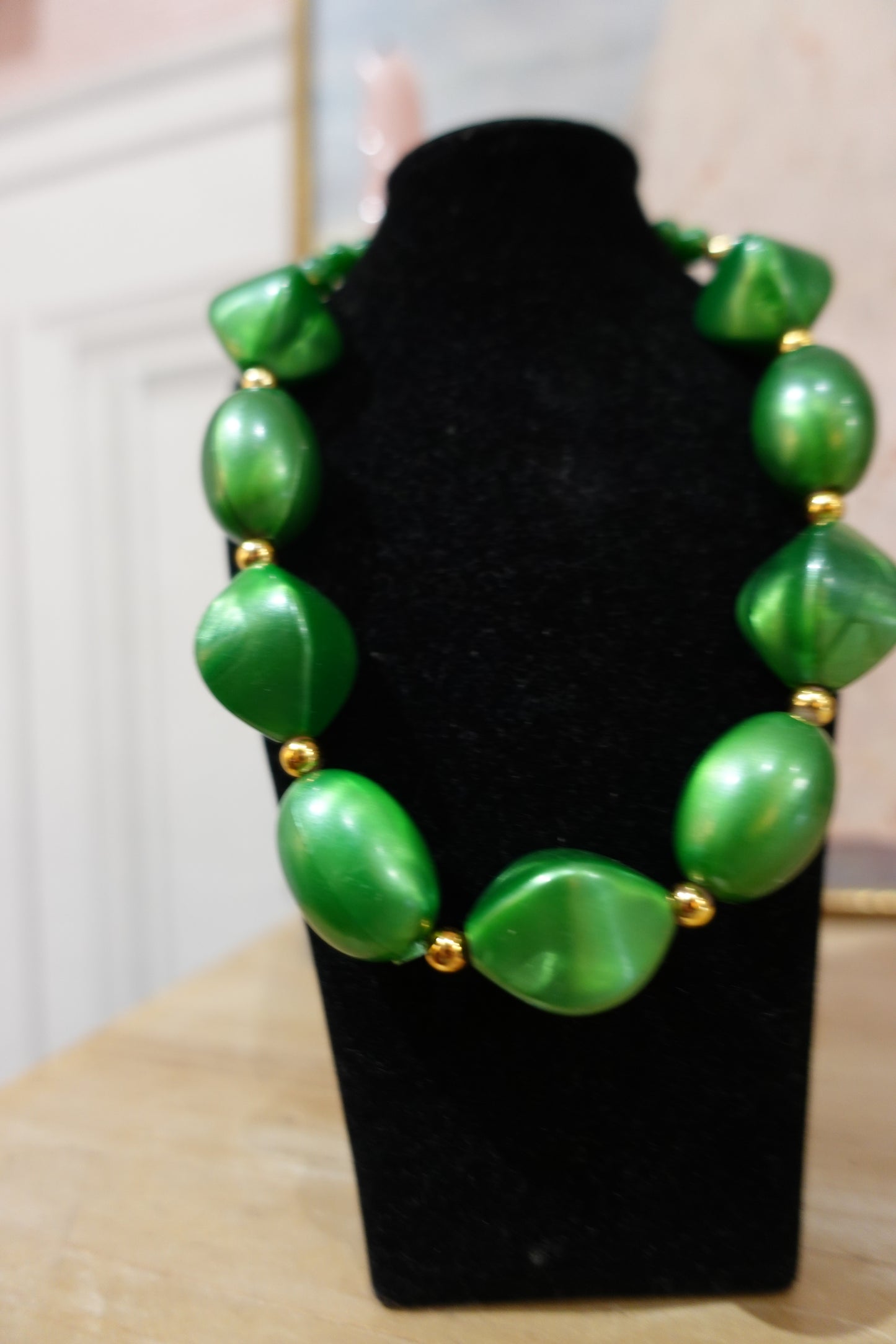 Collier vintage en résine verte marbrée – Années 80