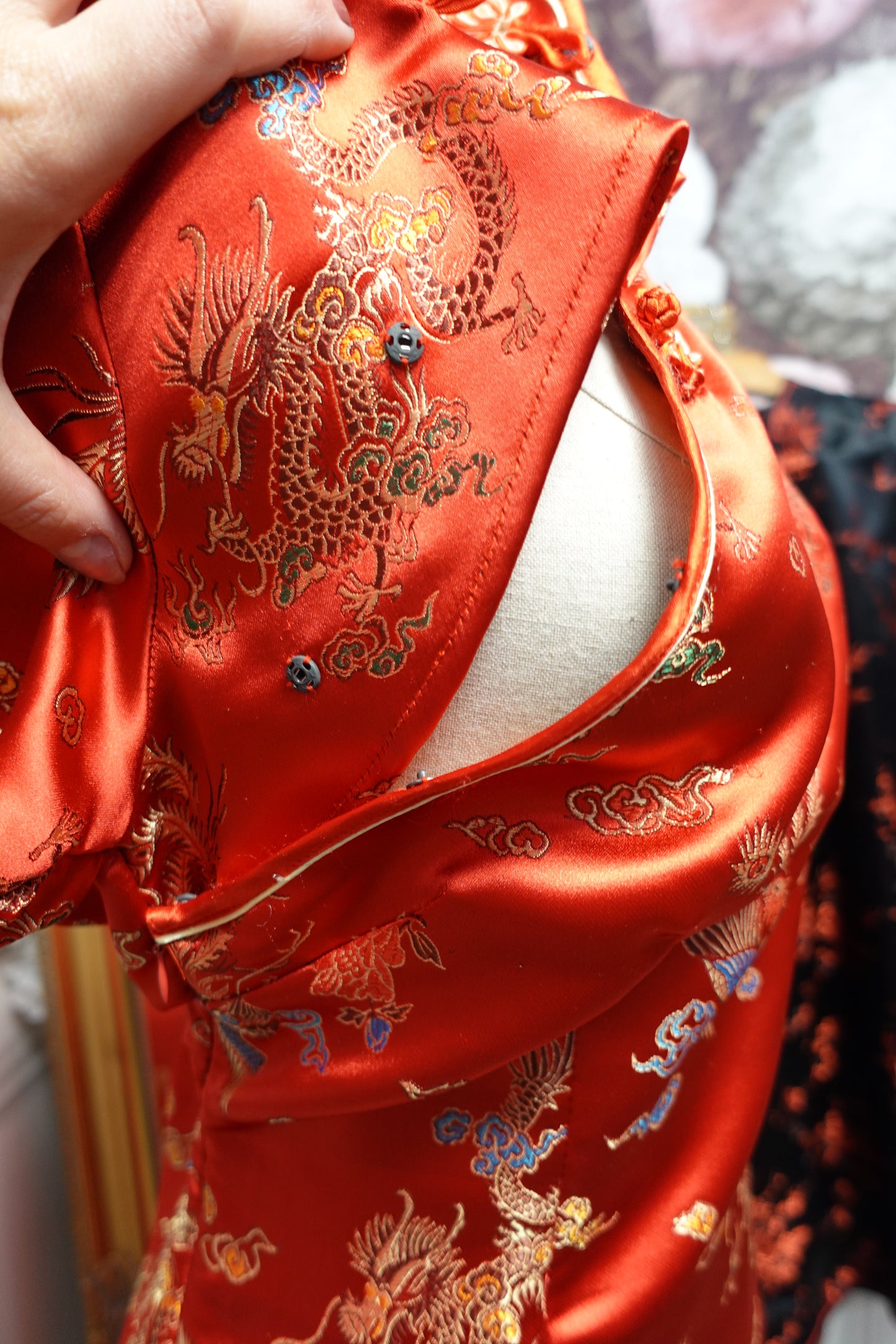 Robe Qipao Rétro en Brocart Satiné – Rouge Impérial