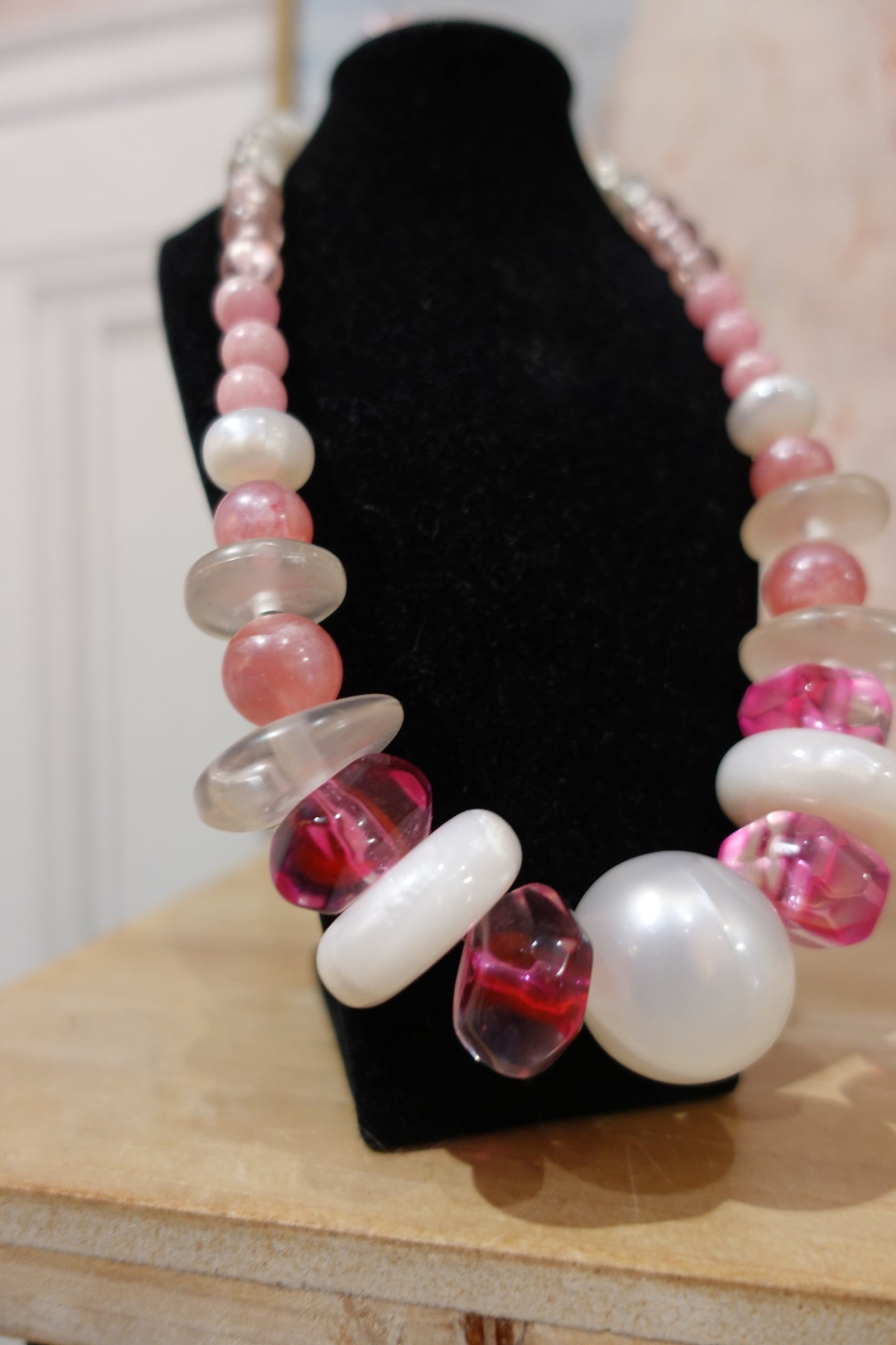 Collier vintage artisanal en perles fantaisie roses et blanches – 45 cm