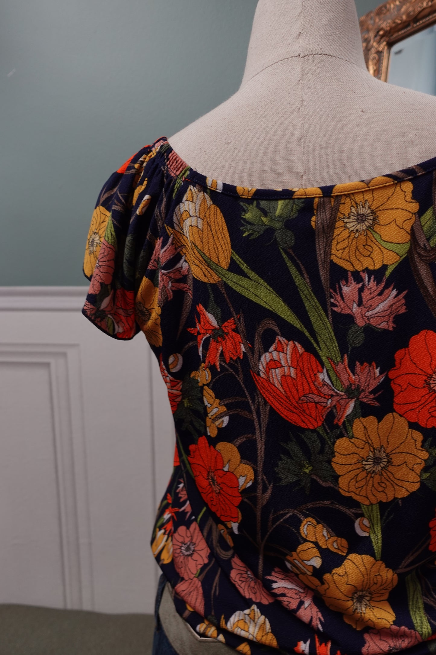 T-shirt stretch imprimé "Capucine" – Bleu Marine & Fleurs Colorées