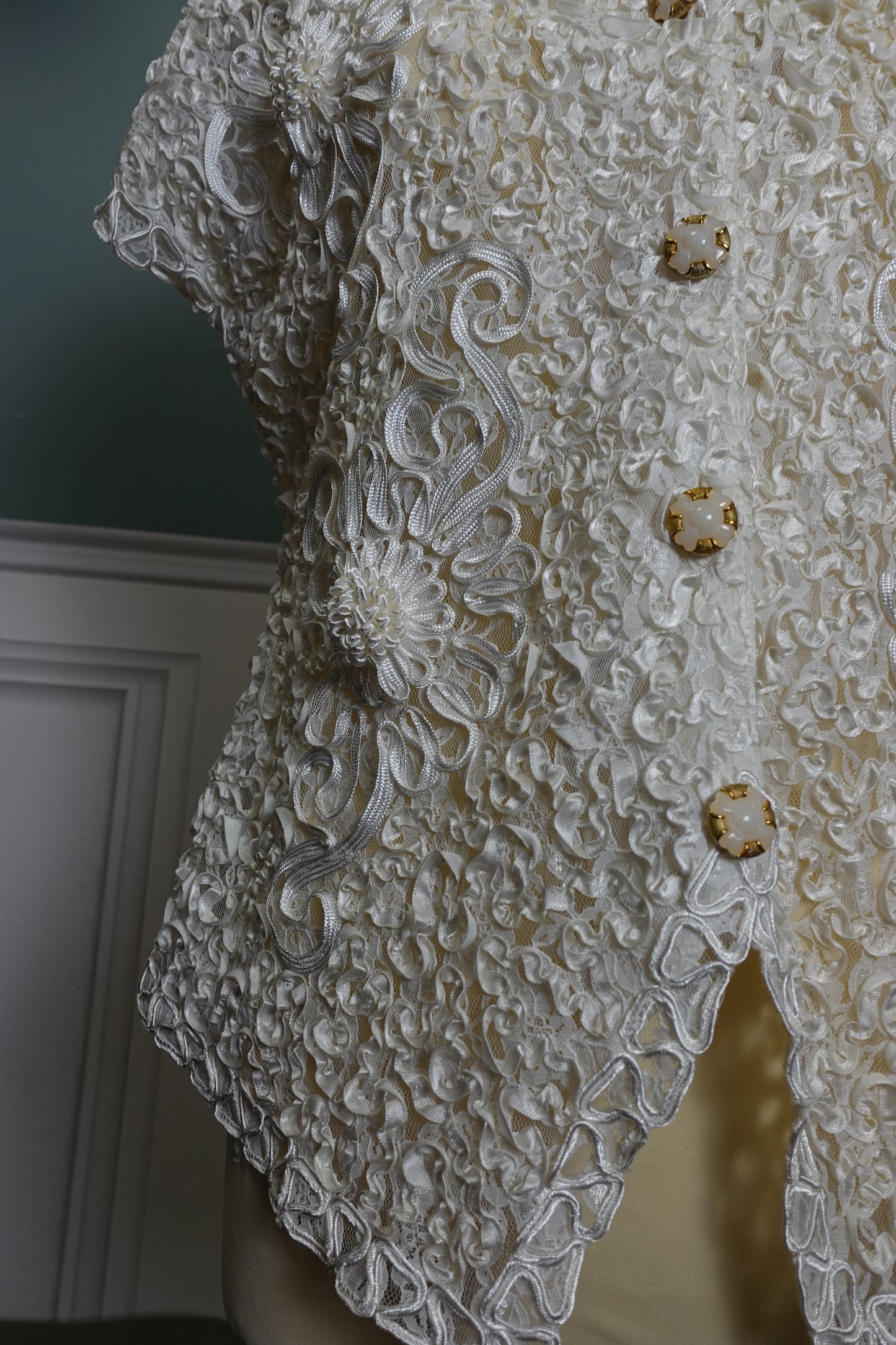 Gilet vintage blanc texturé à appliqués floraux