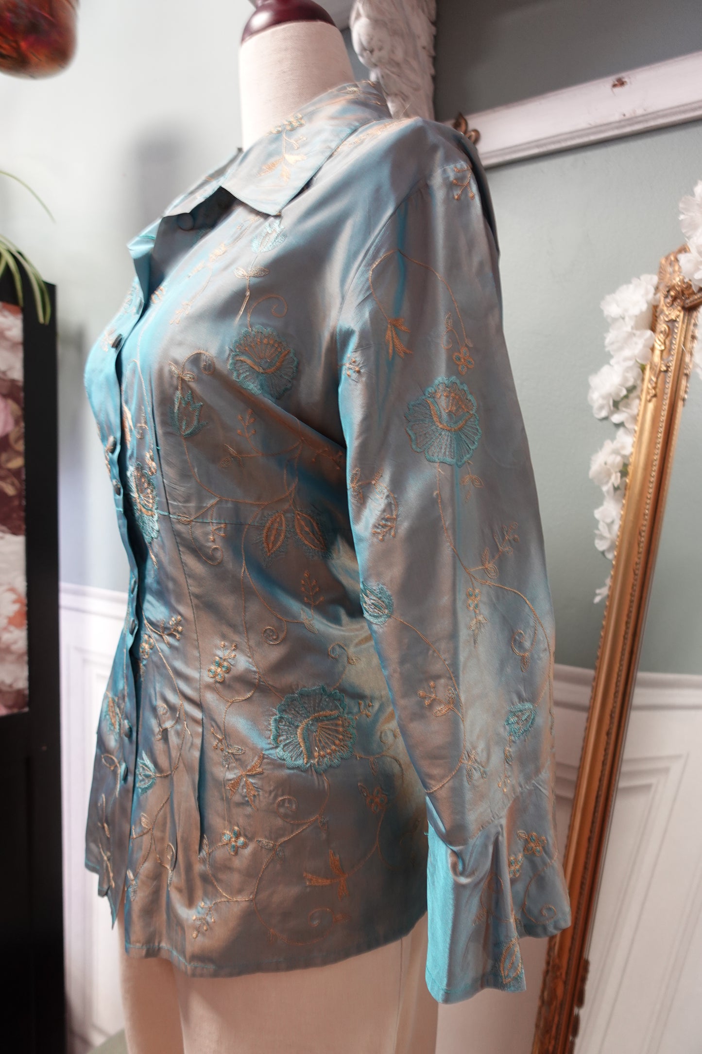 Blouse Satinée Broderies Graphiques & Reflets Dorés — Jacqueline Riu Archives