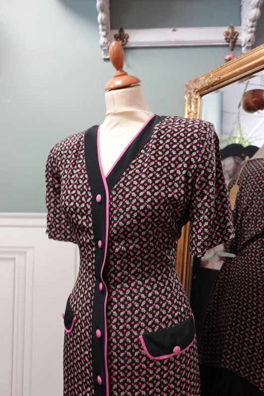 Robe vintage faite main noire et rose à motifs poissons – Style années 80/90