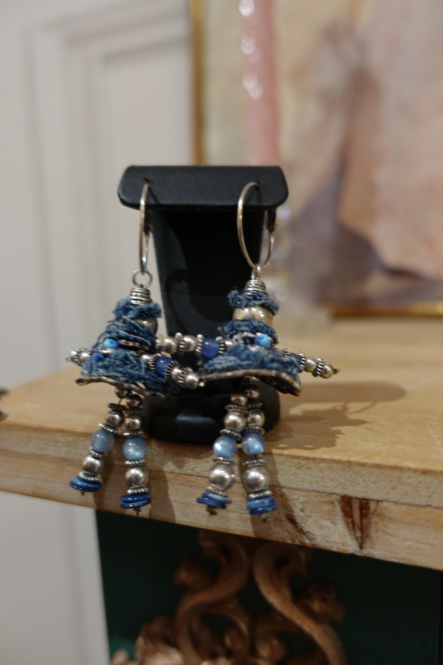 Boucles d’oreilles artisanales vintage “Petits bonshommes” en jean recyclé et perles bleues