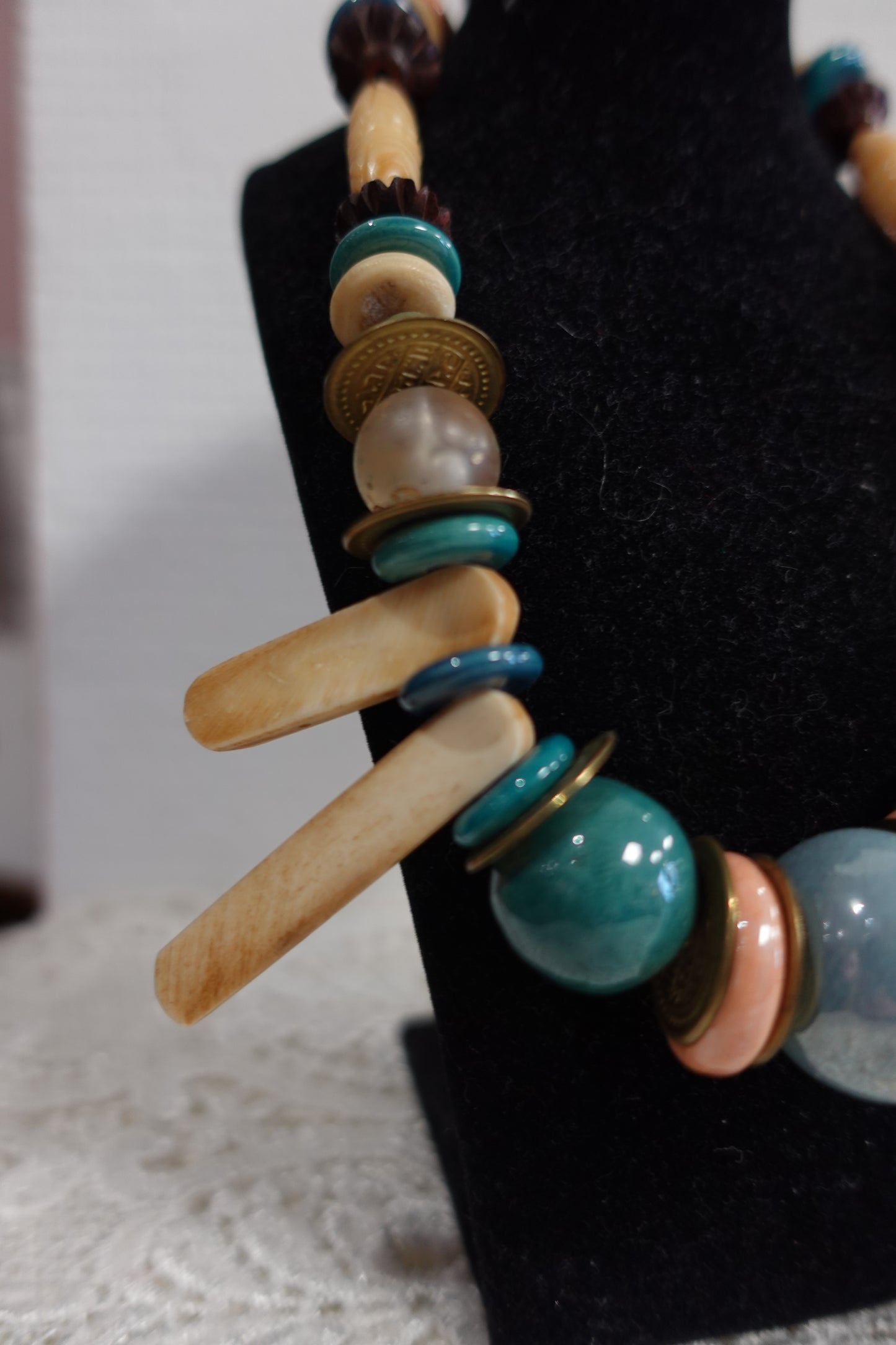 Collier Plastron "Trésor Antique" - Perles Sculptées & Laiton