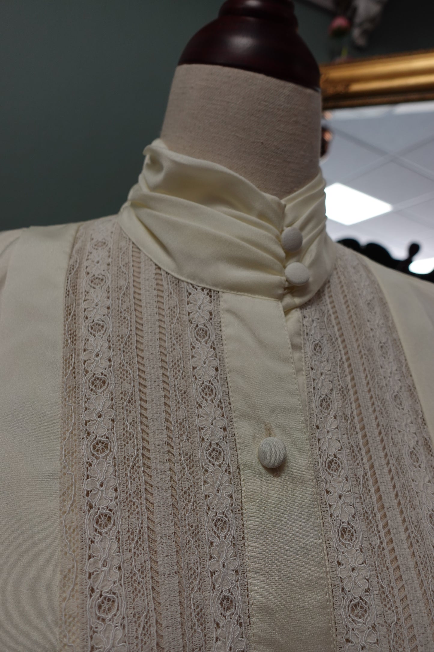 Chemisier en dentelle et col montant – Ted Lapidus Vintage – Ivoire