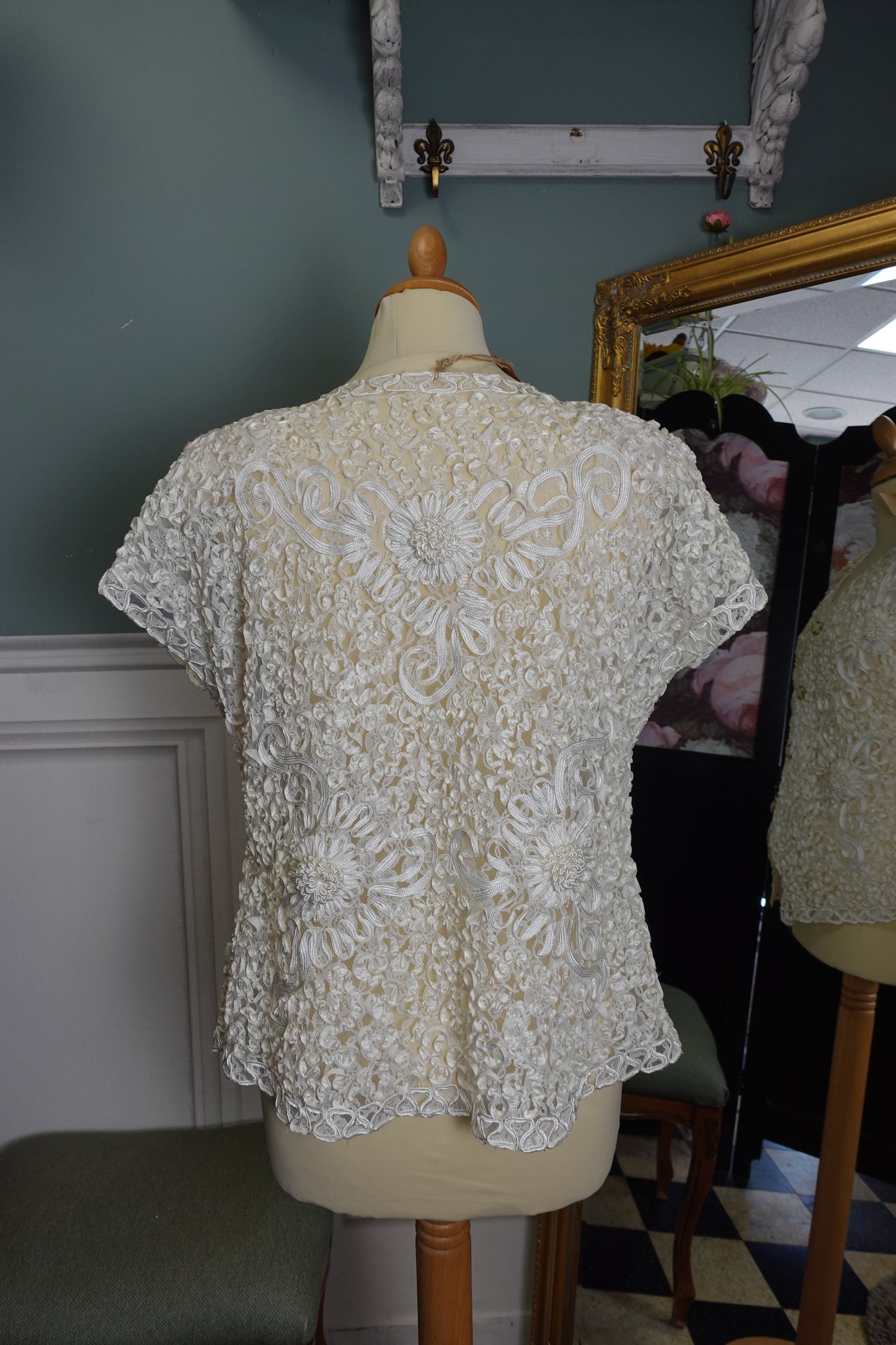 Gilet vintage blanc texturé à appliqués floraux