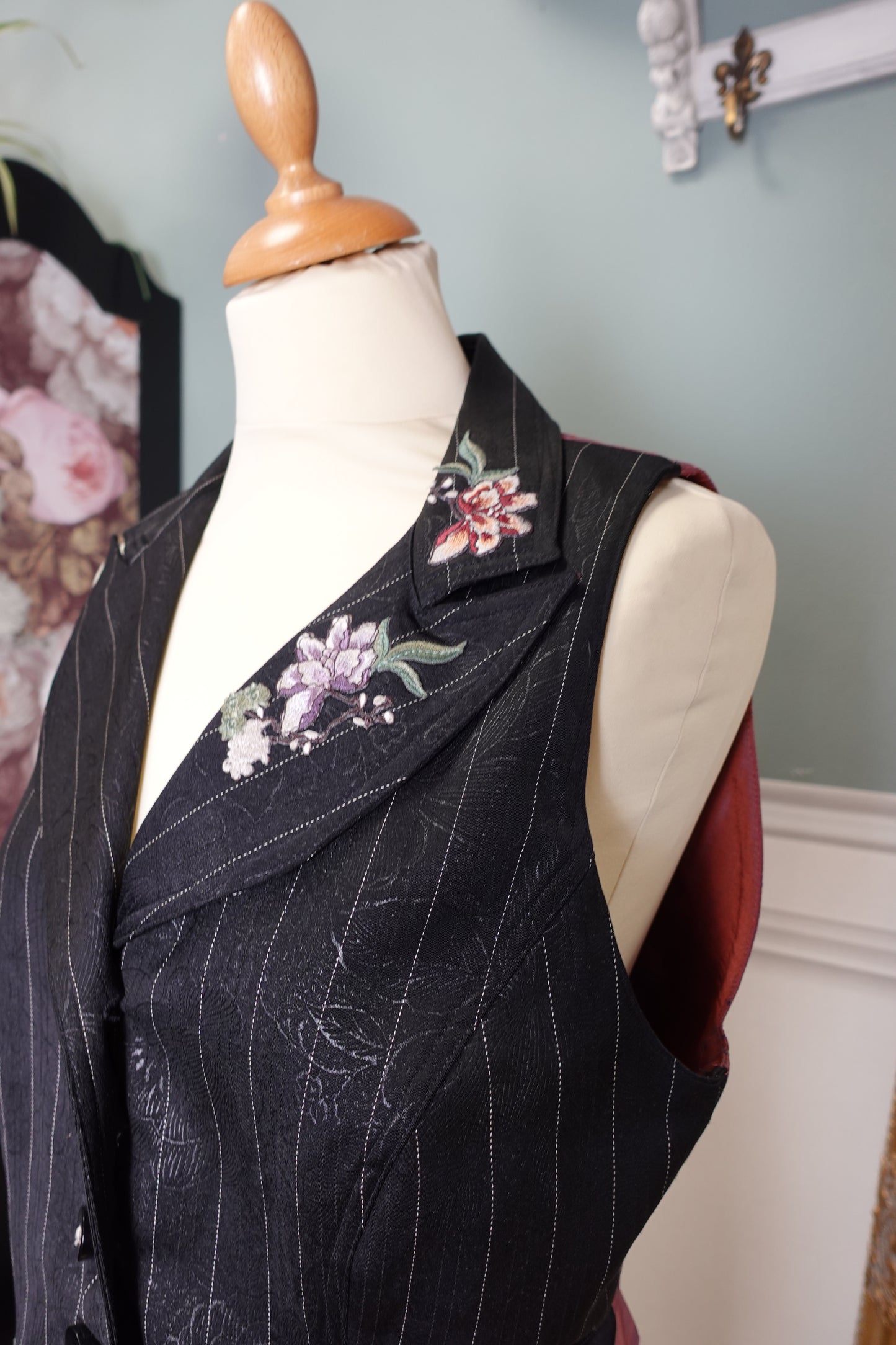 Gilet de costume vintage noir brodé à fines rayures