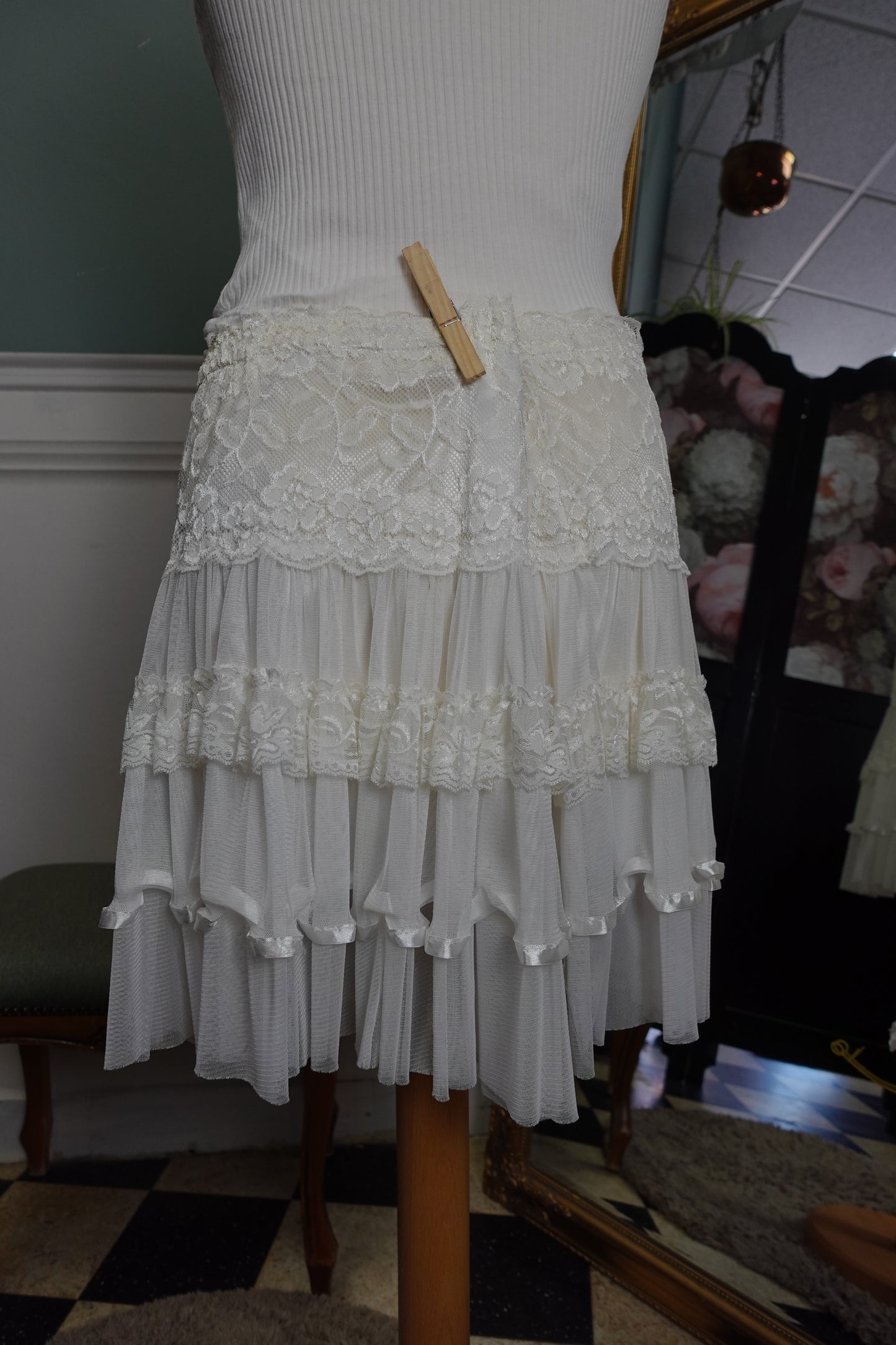 Jupe blanche romantique en dentelle et tulle à volants