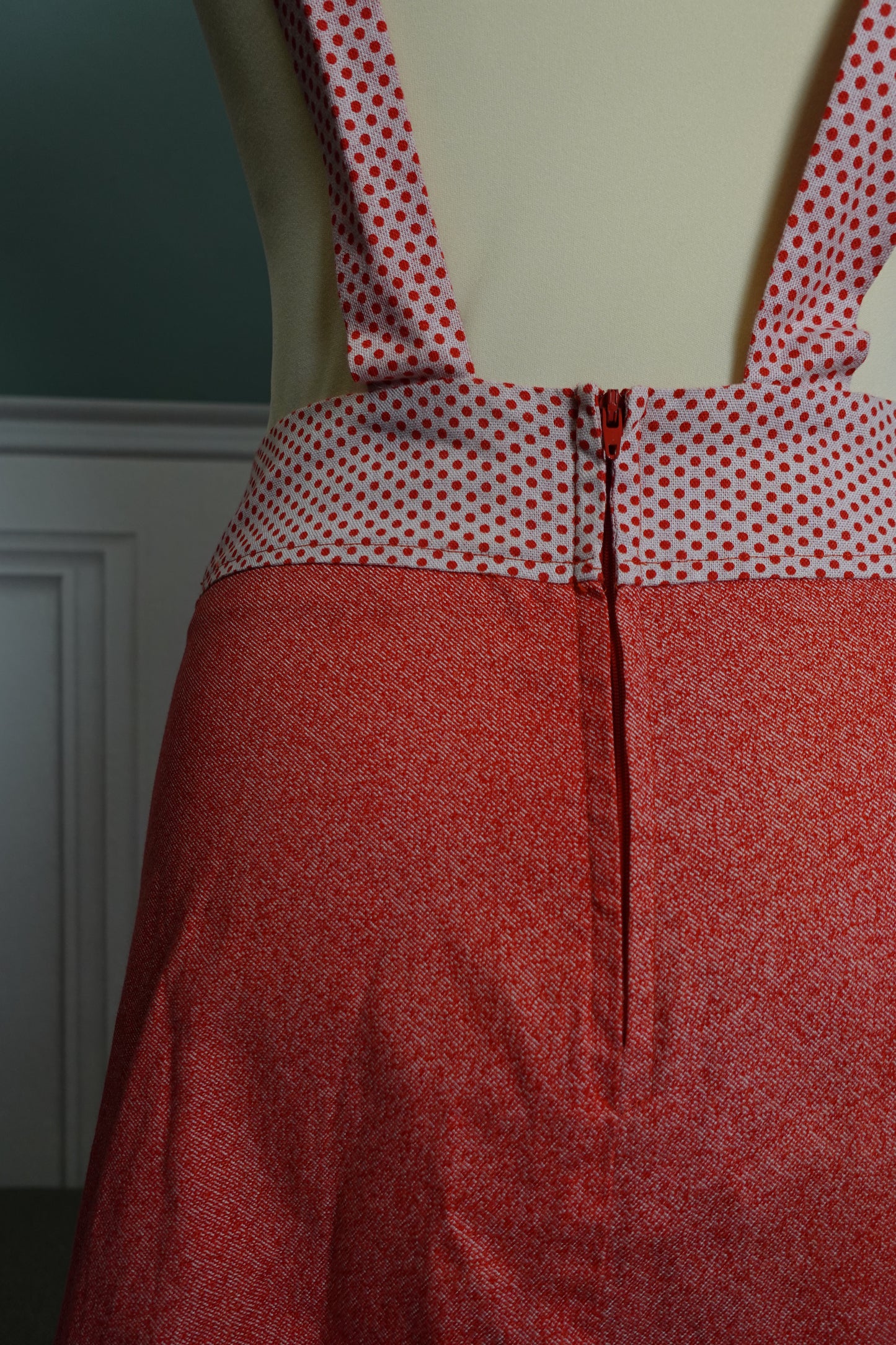Robe salopette vintage rouge à pois – Taille S