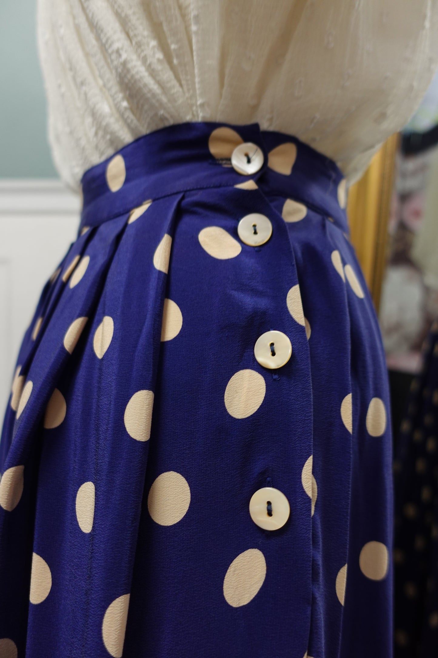 Jupe vintage en soie bleu-violet à pois beiges – Plissée