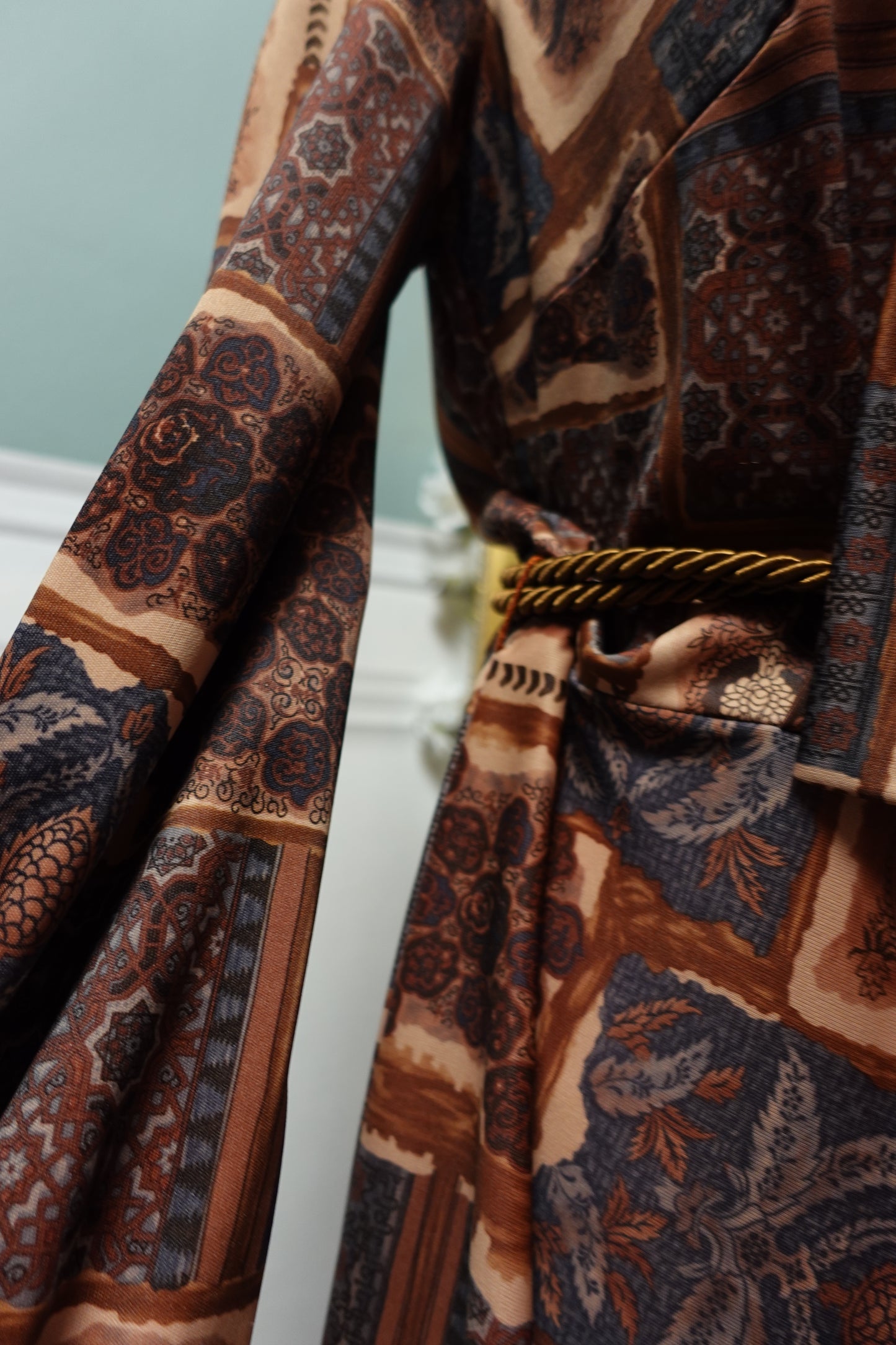 Robe Midi Vintage à Motifs Graphiques Marron & Col Lavallière