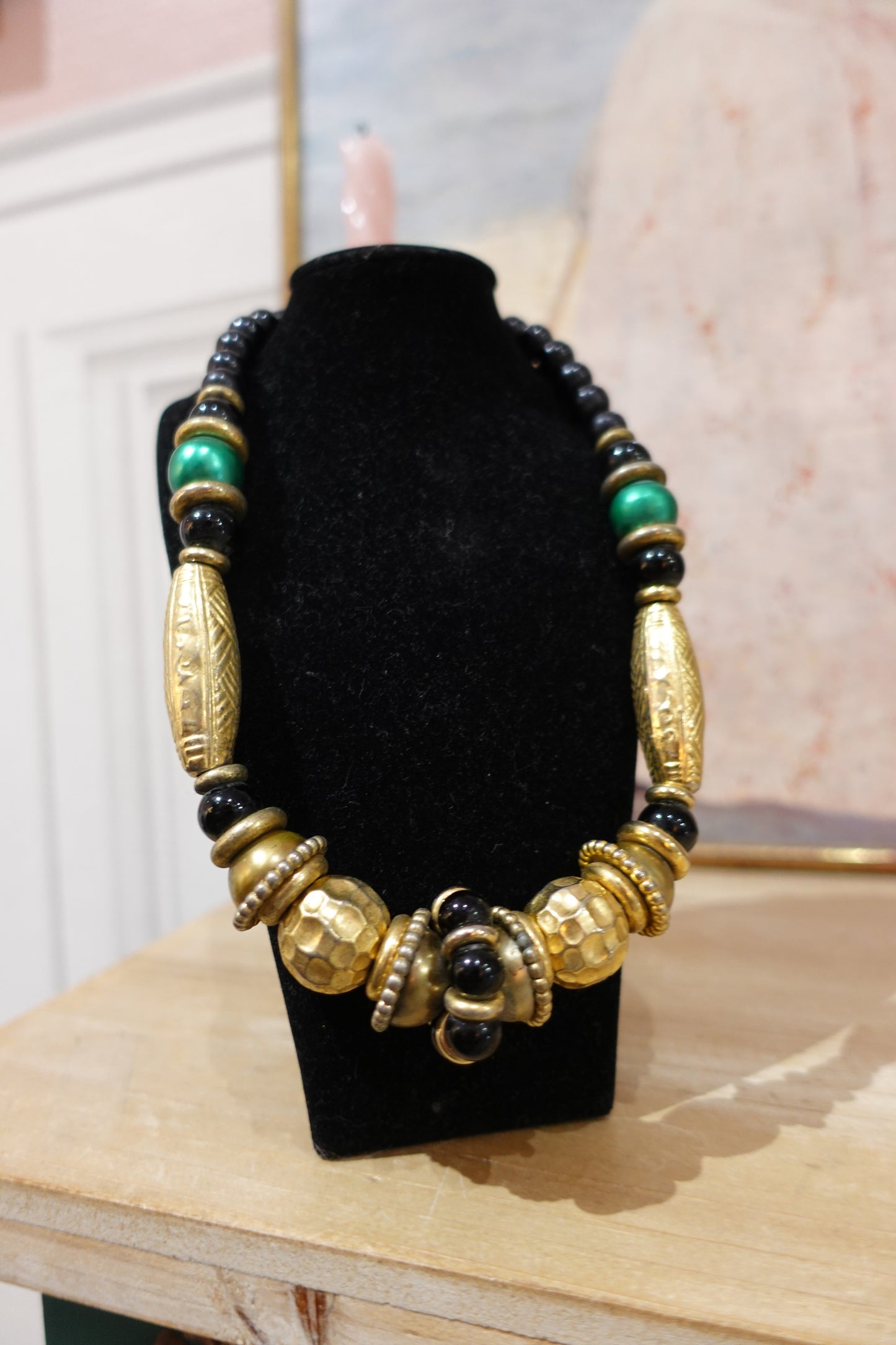 Collier vintage ethnique noir, vert et doré – Années 80/90