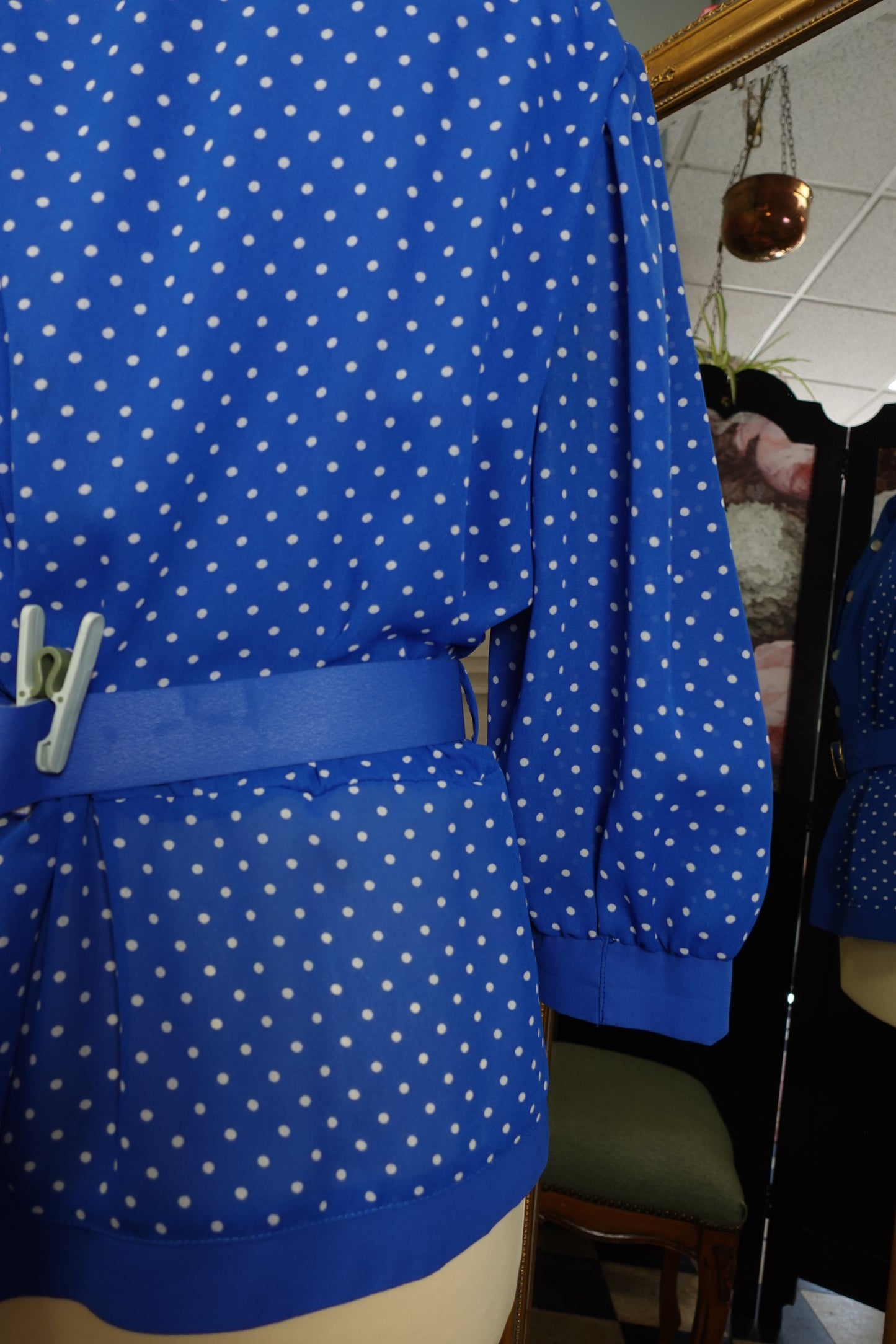 Blouse vintage bleue à pois avec ceinture