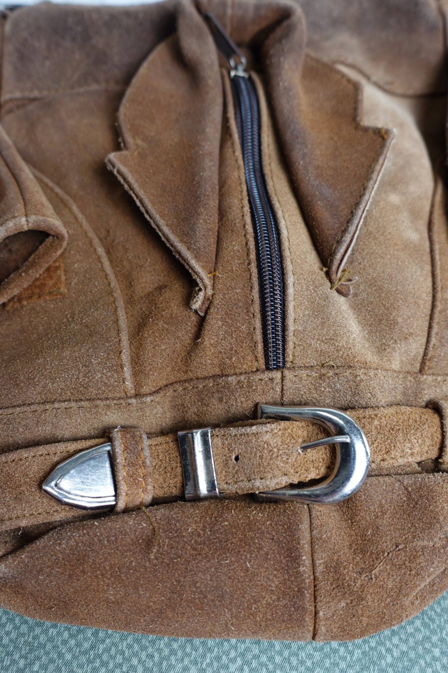 Sac bandoulière vintage en cuir suédé – Design veste western