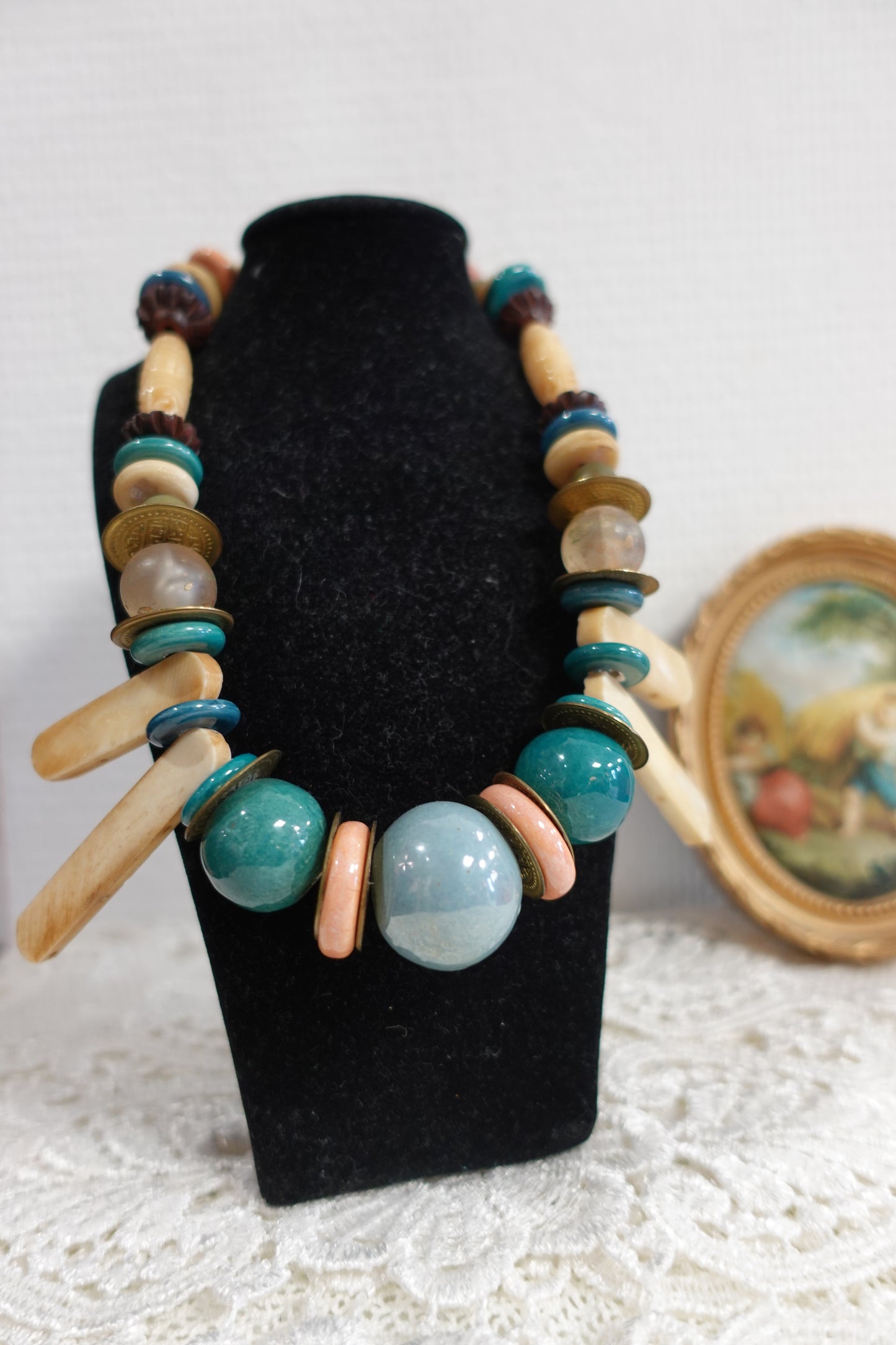 Collier Plastron "Trésor Antique" - Perles Sculptées & Laiton