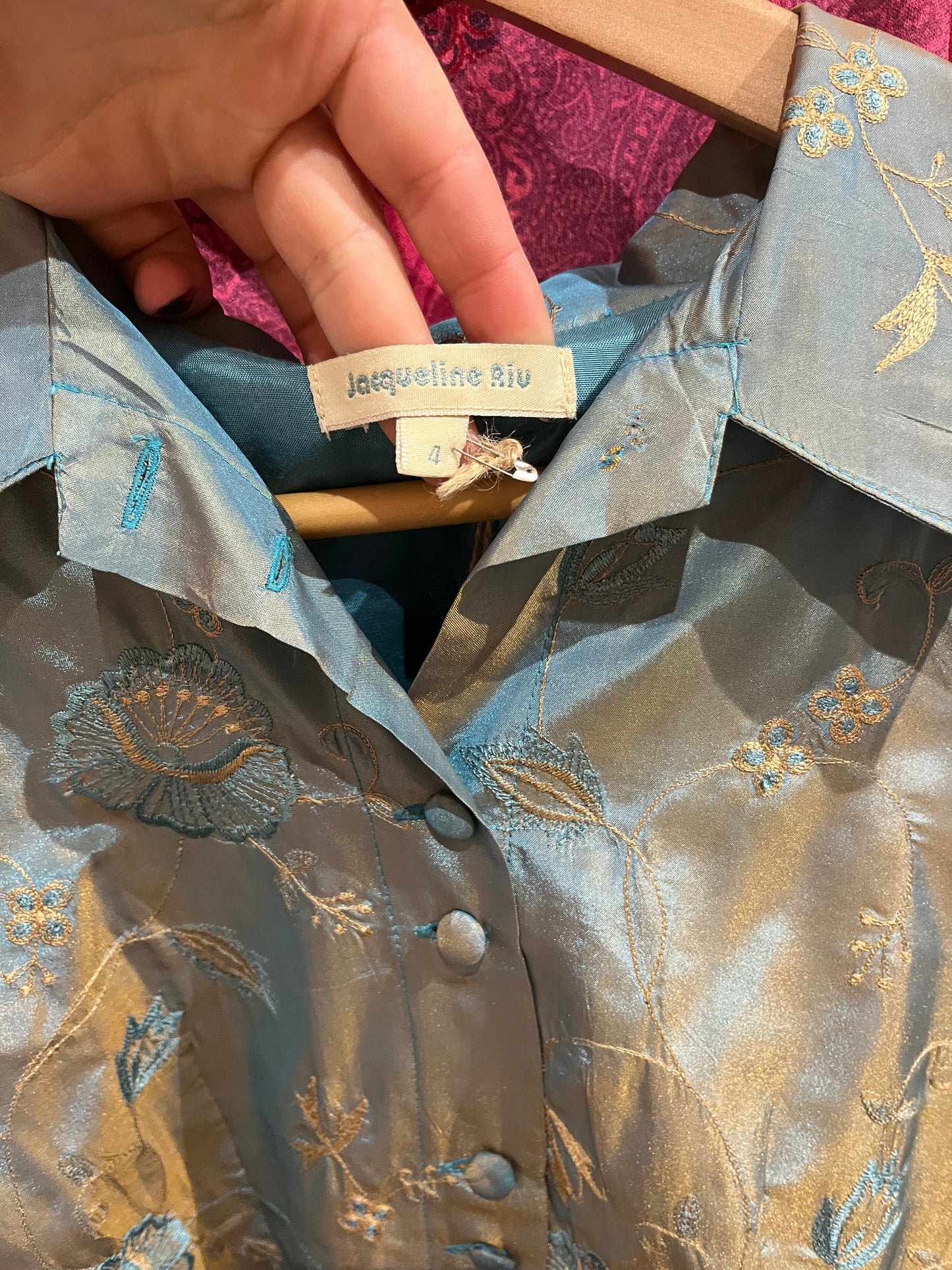Blouse Satinée Broderies Graphiques & Reflets Dorés — Jacqueline Riu Archives