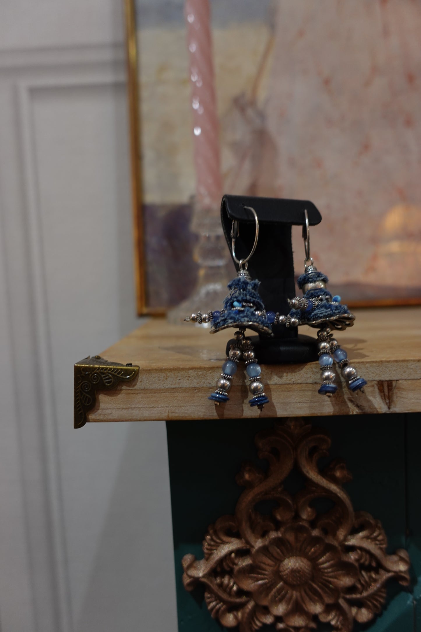Boucles d’oreilles artisanales vintage “Petits bonshommes” en jean recyclé et perles bleues