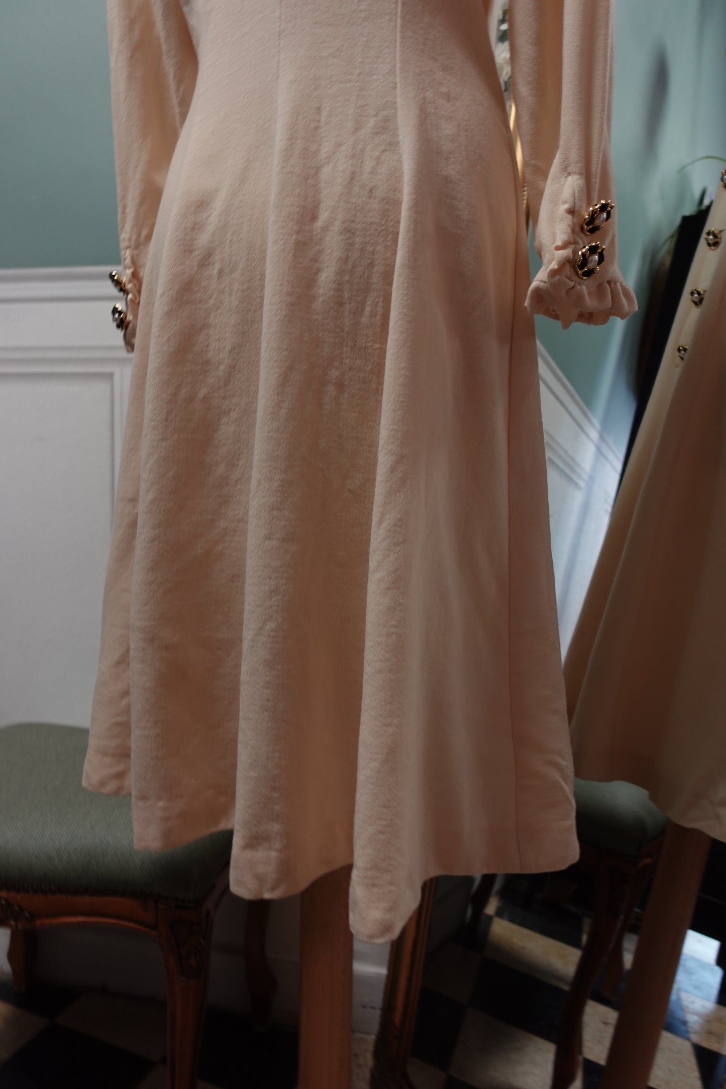 : Robe Midi en Laine Fine et Boutons Bijoux — Confection Italienne Rétro