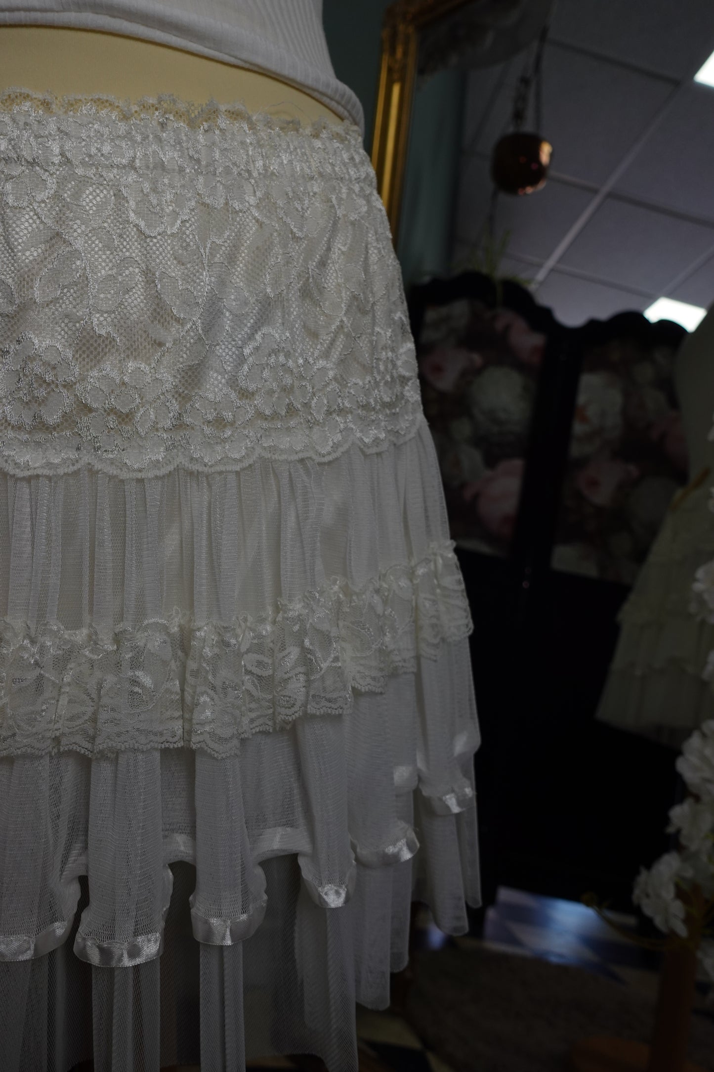 Jupe blanche romantique en dentelle et tulle à volants