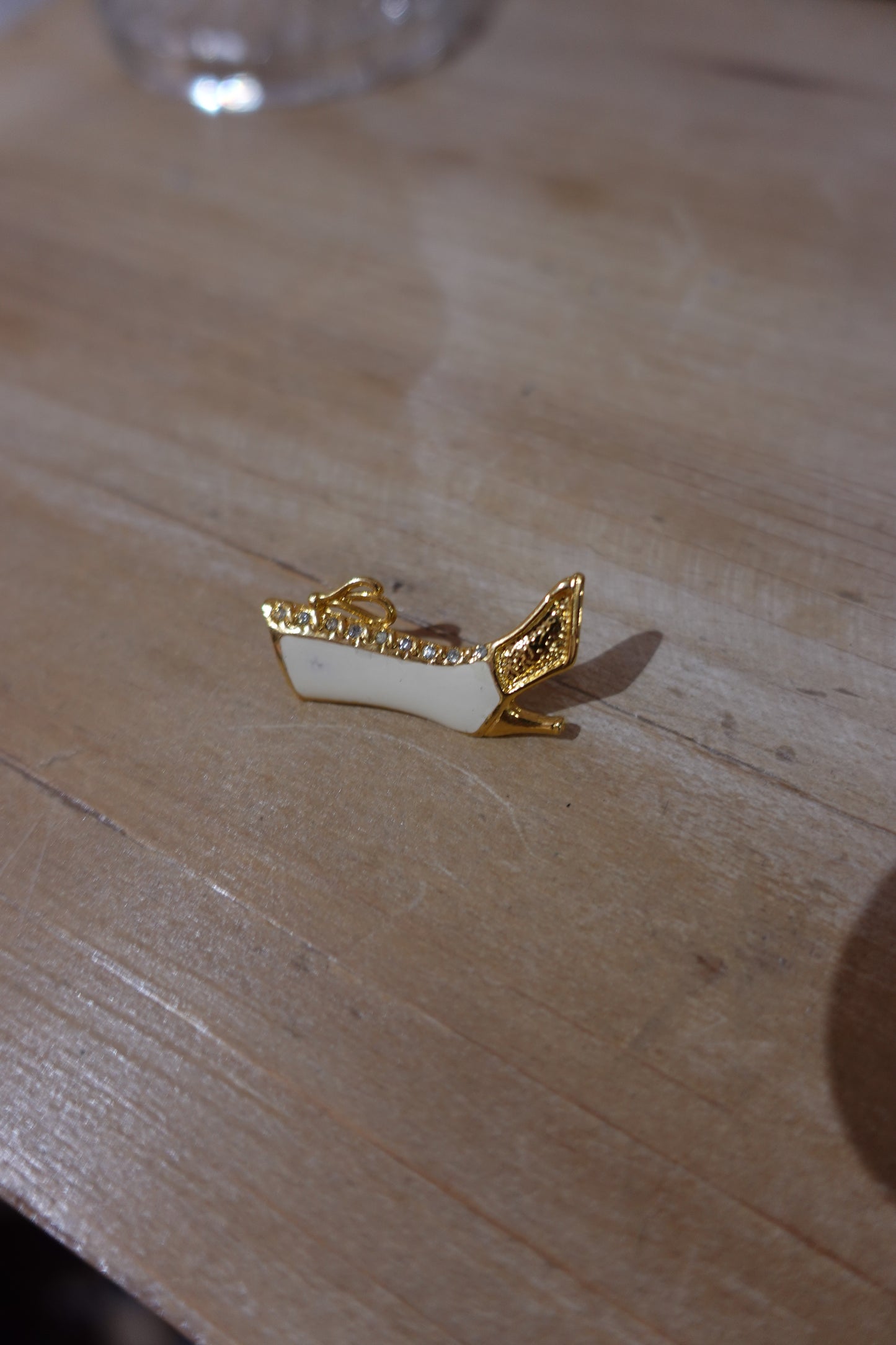 Broche vintage botte blanche émaillée et dorée