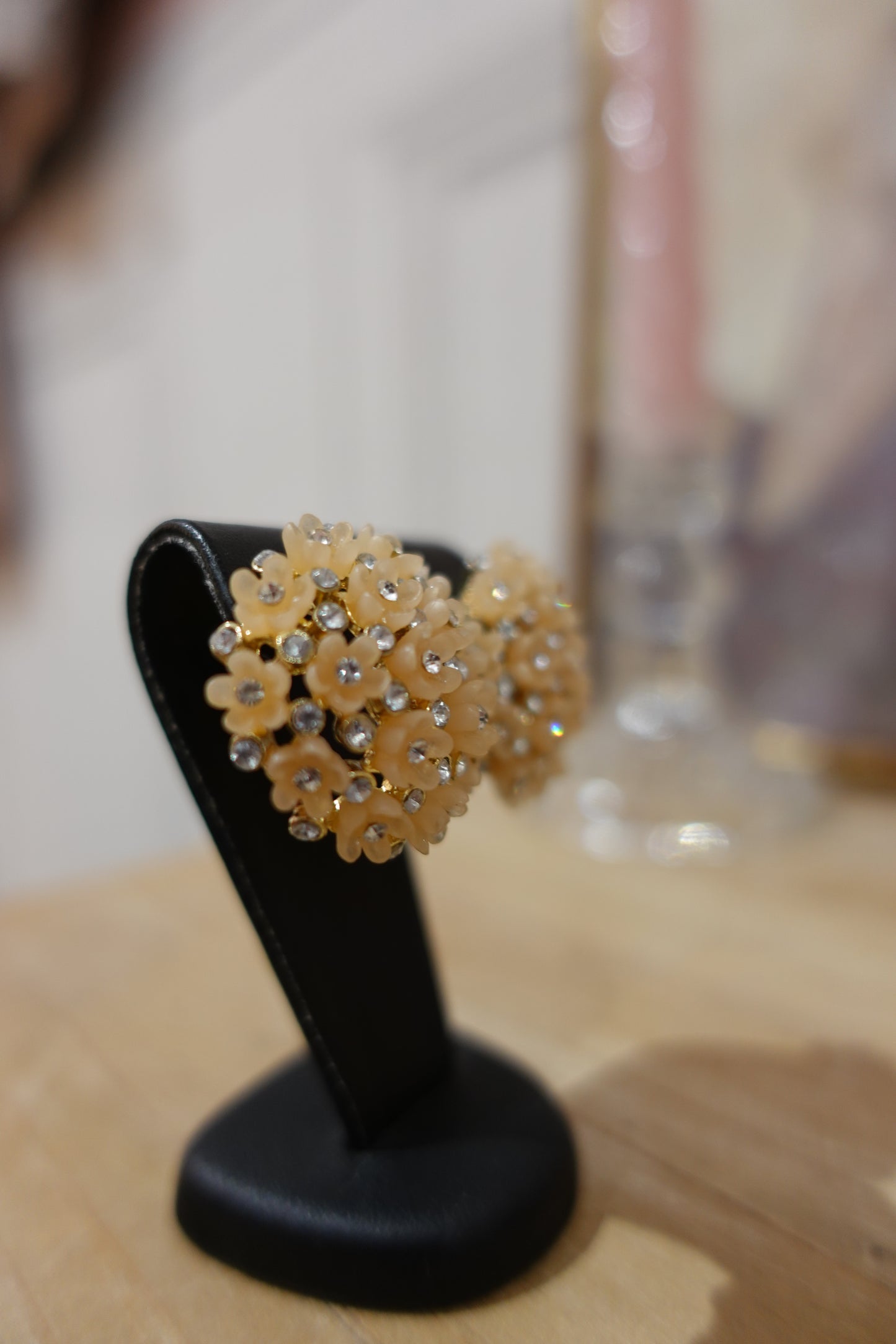 Boucles d’oreilles vintage fleurs crème et strass dorées – Années 60/70