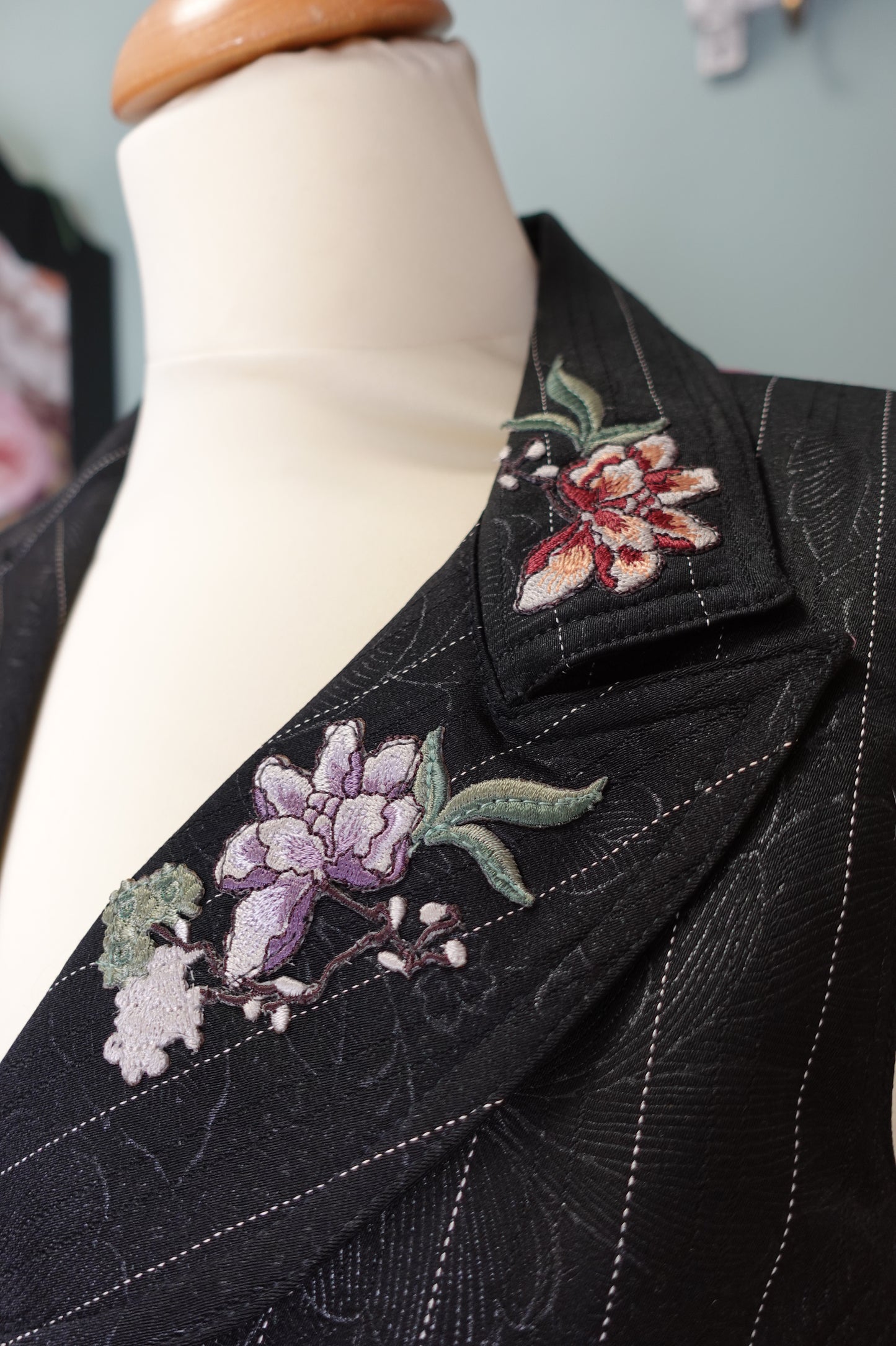Gilet de costume vintage noir brodé à fines rayures