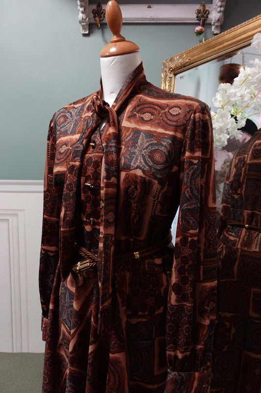 Robe Midi Vintage à Motifs Graphiques Marron & Col Lavallière