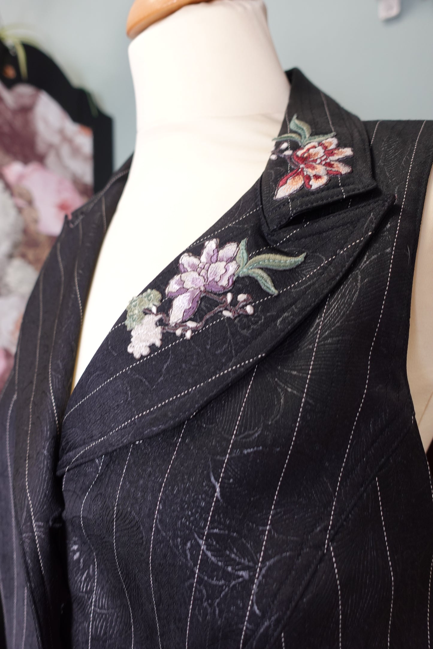 Gilet de costume vintage noir brodé à fines rayures