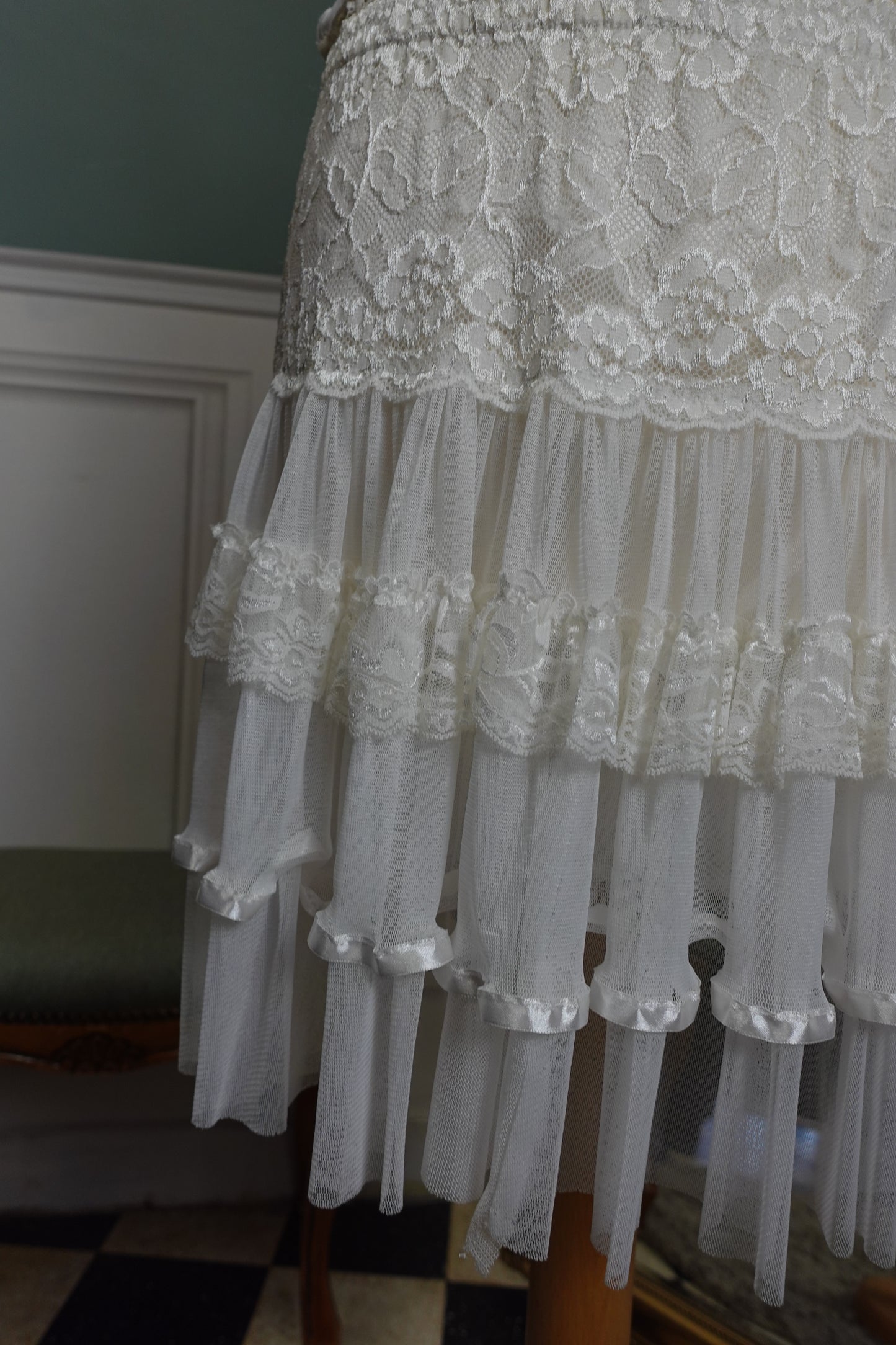 Jupe blanche romantique en dentelle et tulle à volants