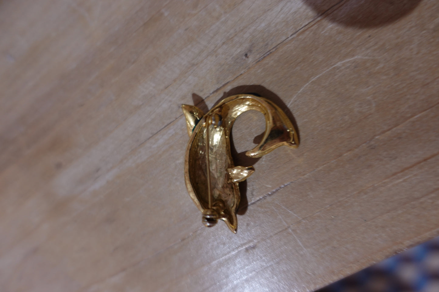 Broche vintage dauphin émaillée vert émeraude et doré